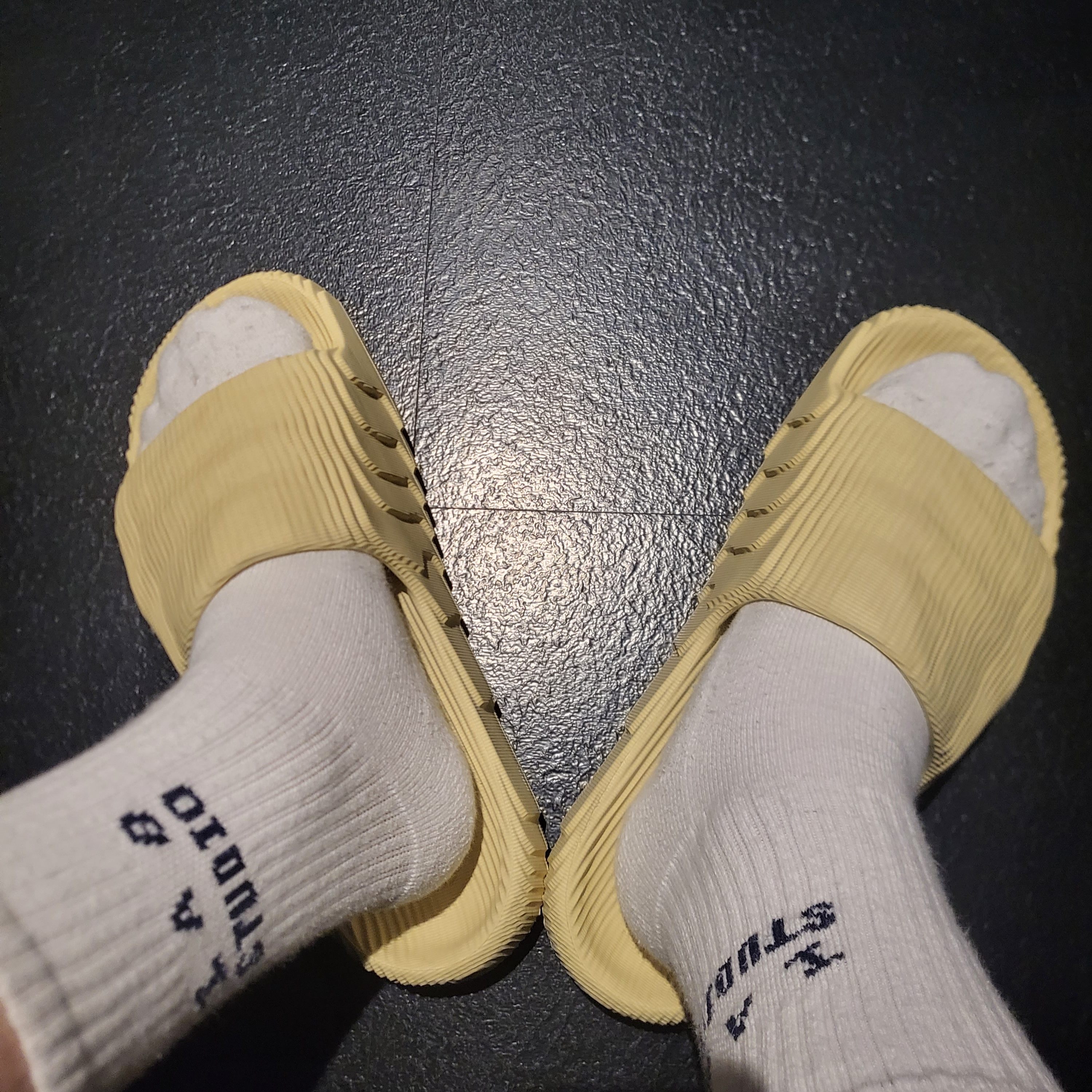 Adidas Adilette 22 Desert Sand, IAB Studio Socks Pack Black Navy White 착용 스타일