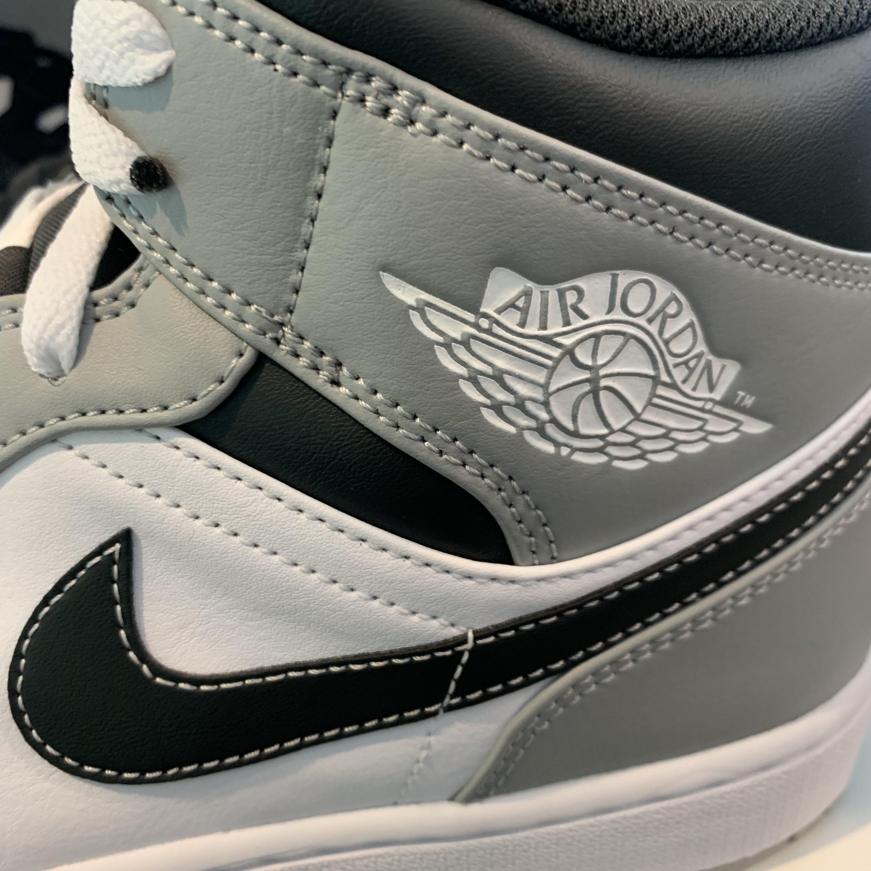 Jordan 1 Mid Light Smoke Grey Anthracite 착용 스타일 - 1