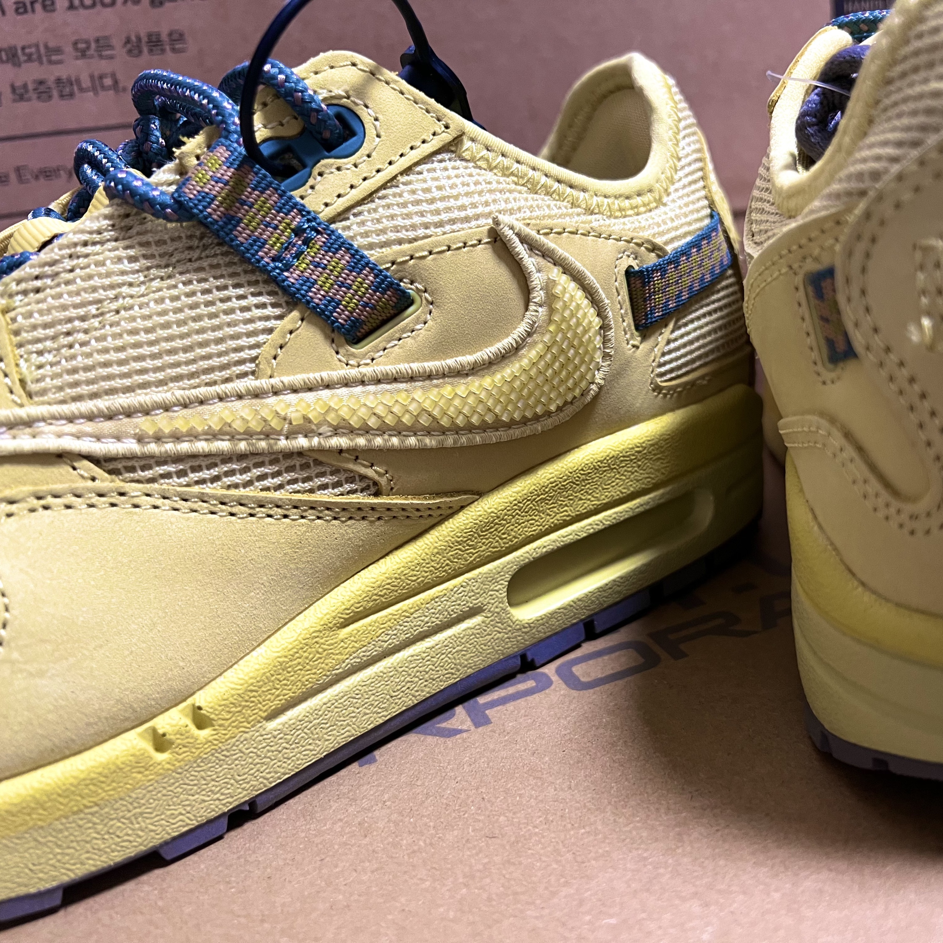 Nike x Travis Scott Air Max 1 Cact.us Gold 착용 스타일