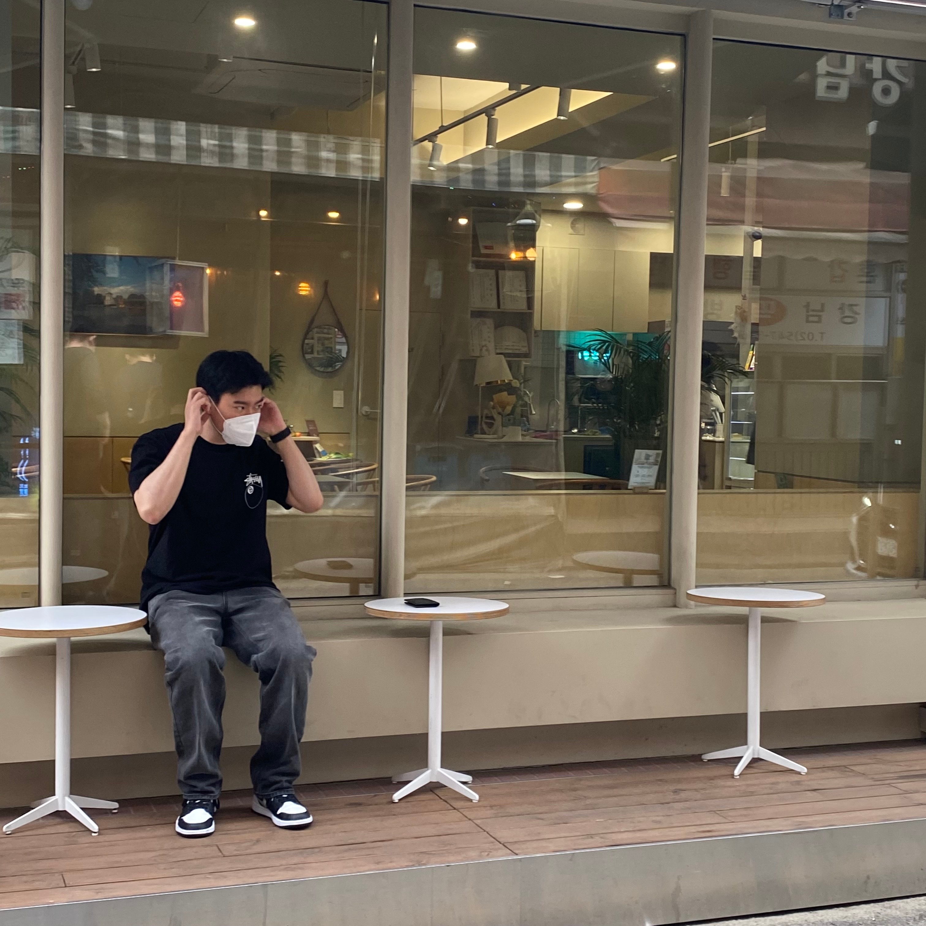 Jordan 1 Mid White Shadow, Stussy 8 Ball T-Shirt Black - 22SS 착용 스타일 - 1