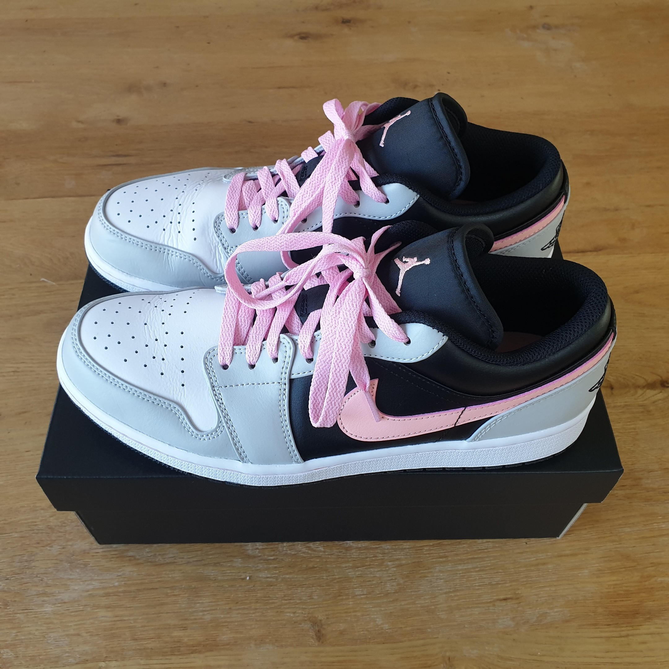 Jordan 1 Low Grey Fog Black Bleached Coral 착용 스타일 - 1