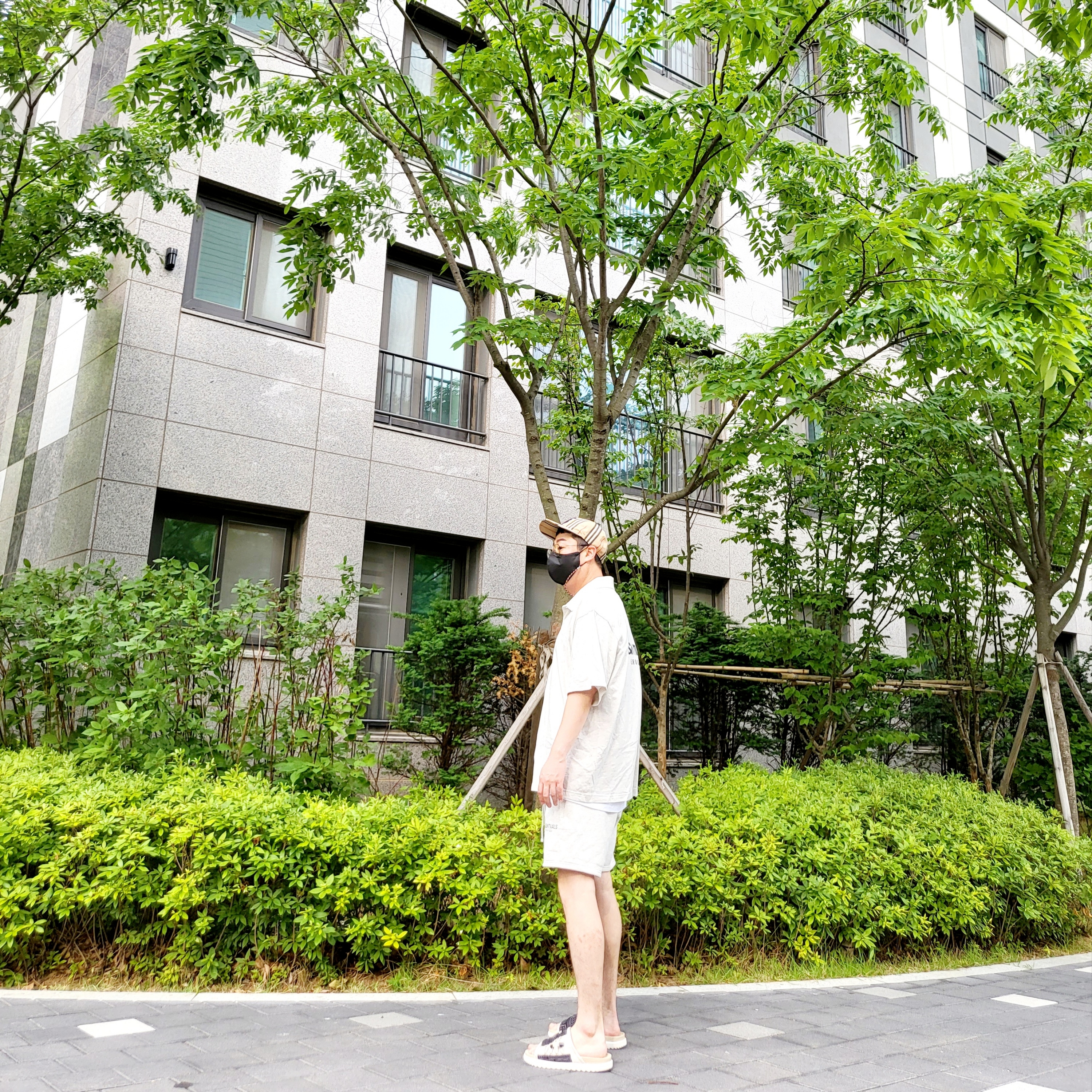 Burberry Monogram Motif Icon Stripe Cotton Baseball Cap Archive Beige, Essentials Short Sleeve Polo Oatmeal - 21SS 착용 스타일 - 2