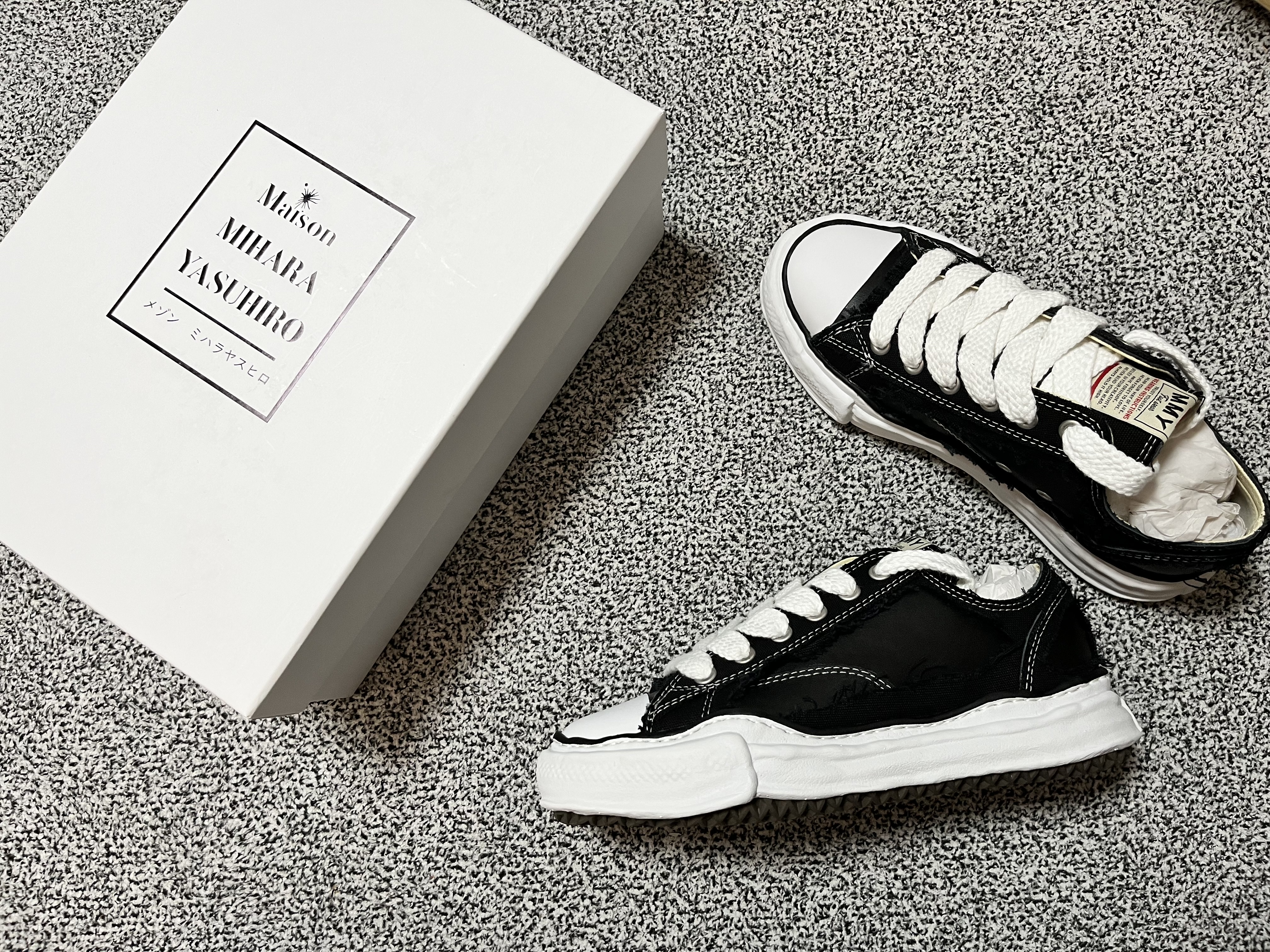 Maison Mihara Yasuhiro Peterson OG Sole Canvas Low Sneakers Black, Maison Mihara Yasuhiro Peterson OG Sole Broken Low-top Sneakers Black 착용 스타일 - 2