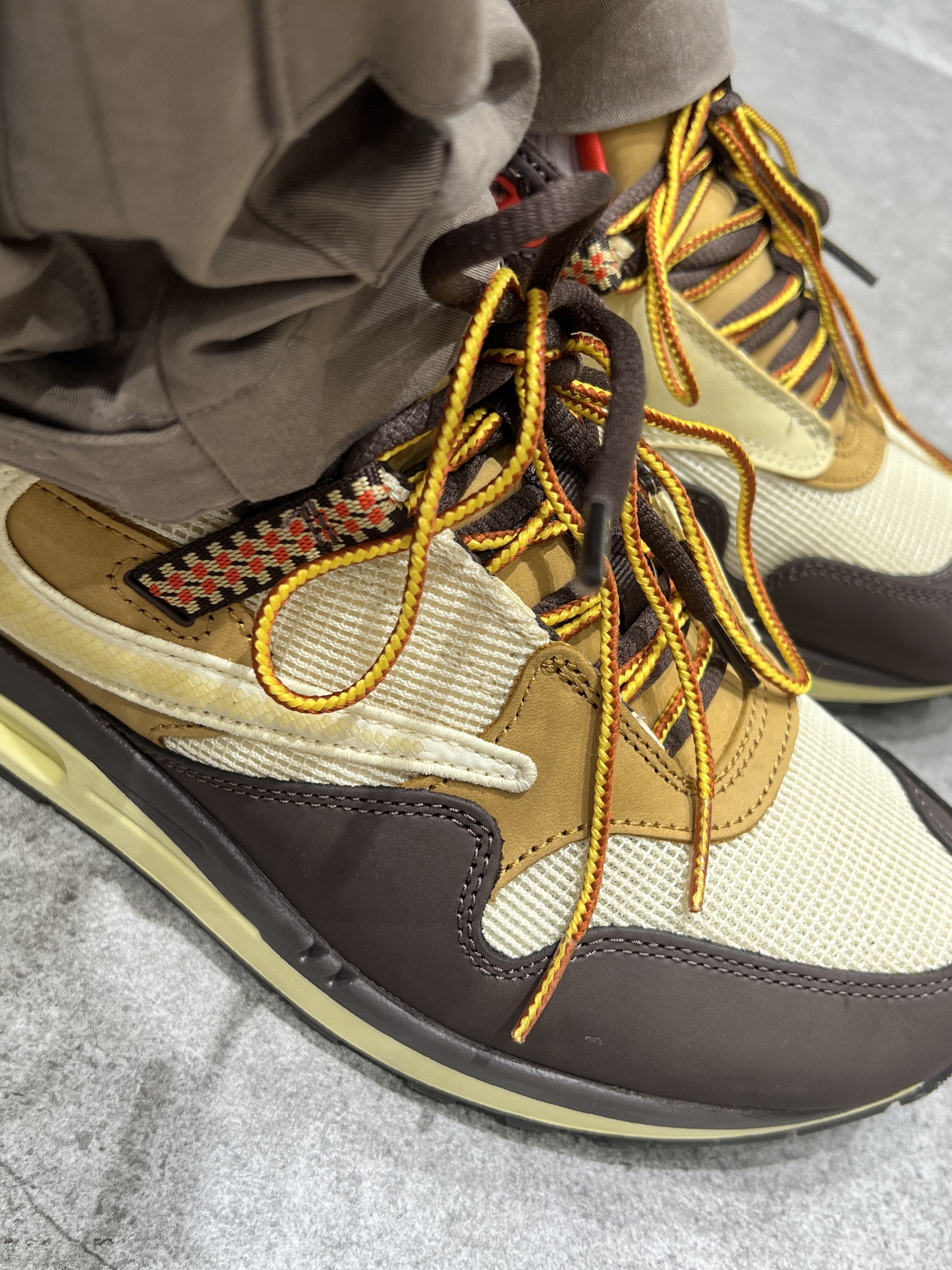 Nike x Travis Scott Air Max 1 Cact.us Brown 착용 스타일 - 2