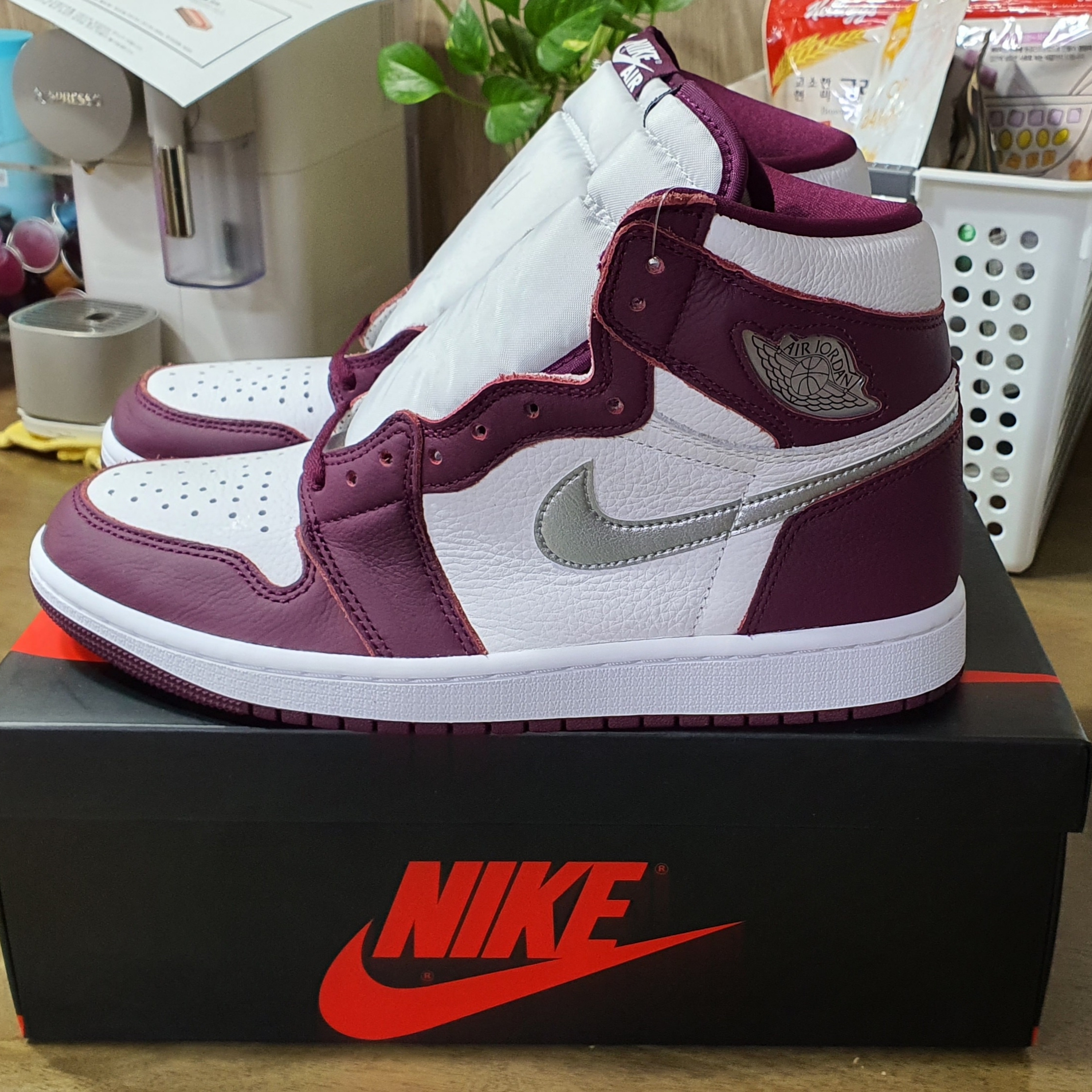 Jordan 1 Retro High OG Bordeaux 착용 스타일 - 1
