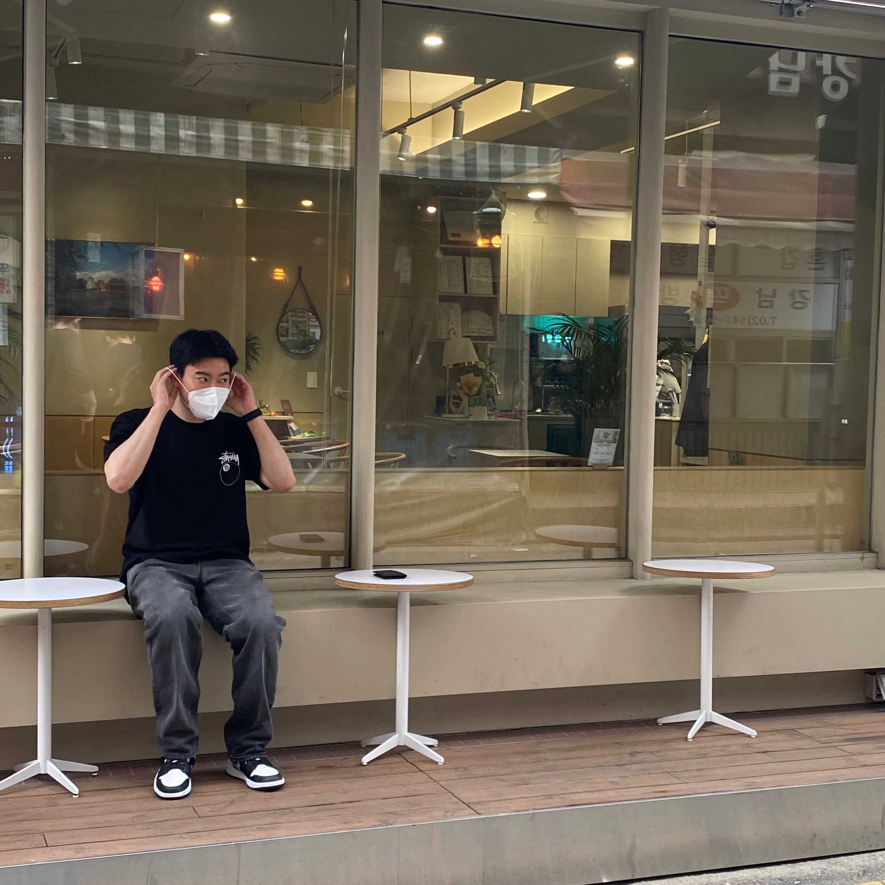 Jordan 1 Mid White Shadow, Stussy 8 Ball T-Shirt Black - 22SS 착용 스타일 - 2