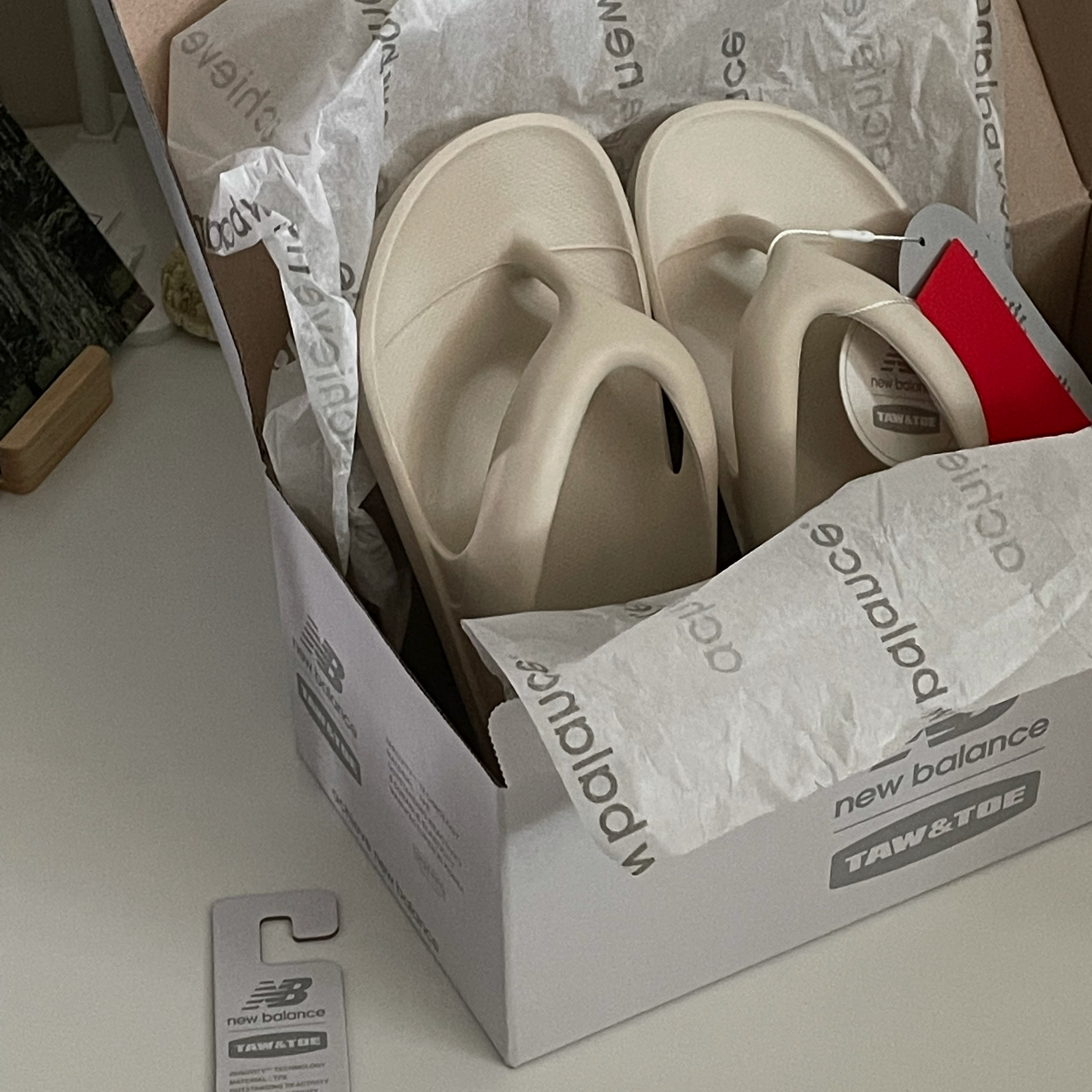 New Balance x Taw&Toe Flip Flop Ivory 착용 스타일