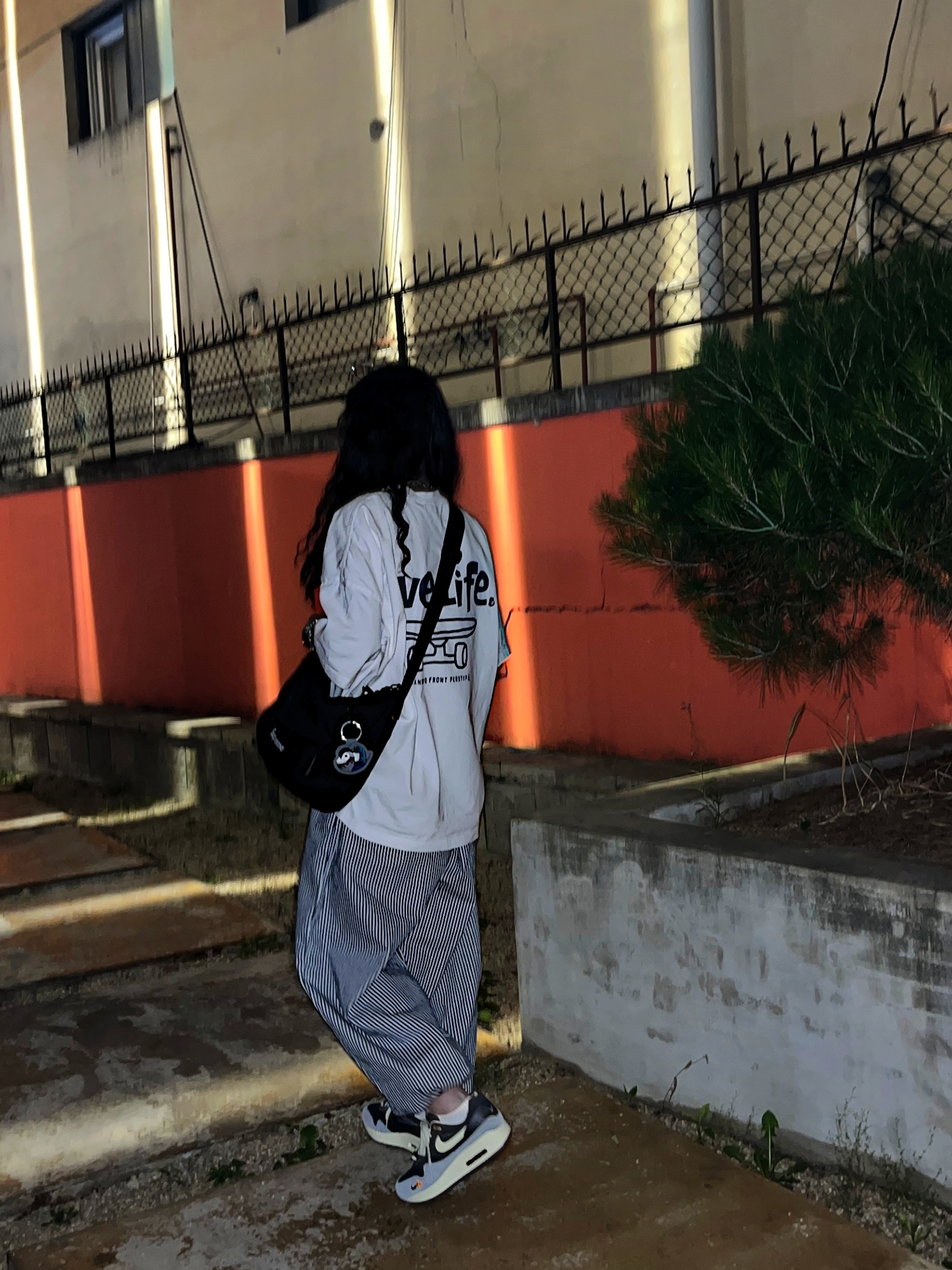 Supreme Small Messenger Bag Black - 22SS, Nike x Kasina Air Max 1 SP Won-Ang Particle Grey 착용 스타일