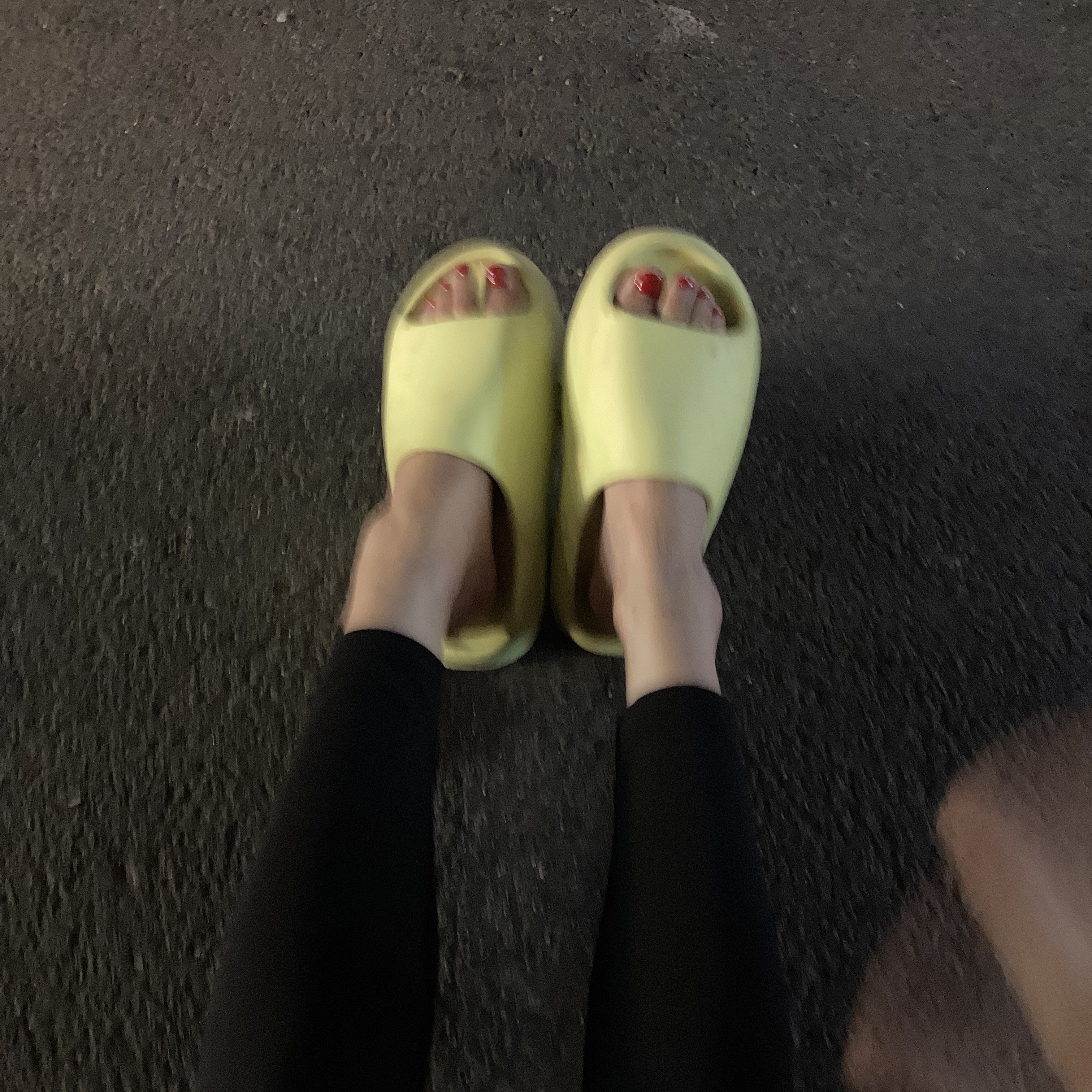 Adidas Yeezy Slide Glow Green 2022/2023 착용 스타일