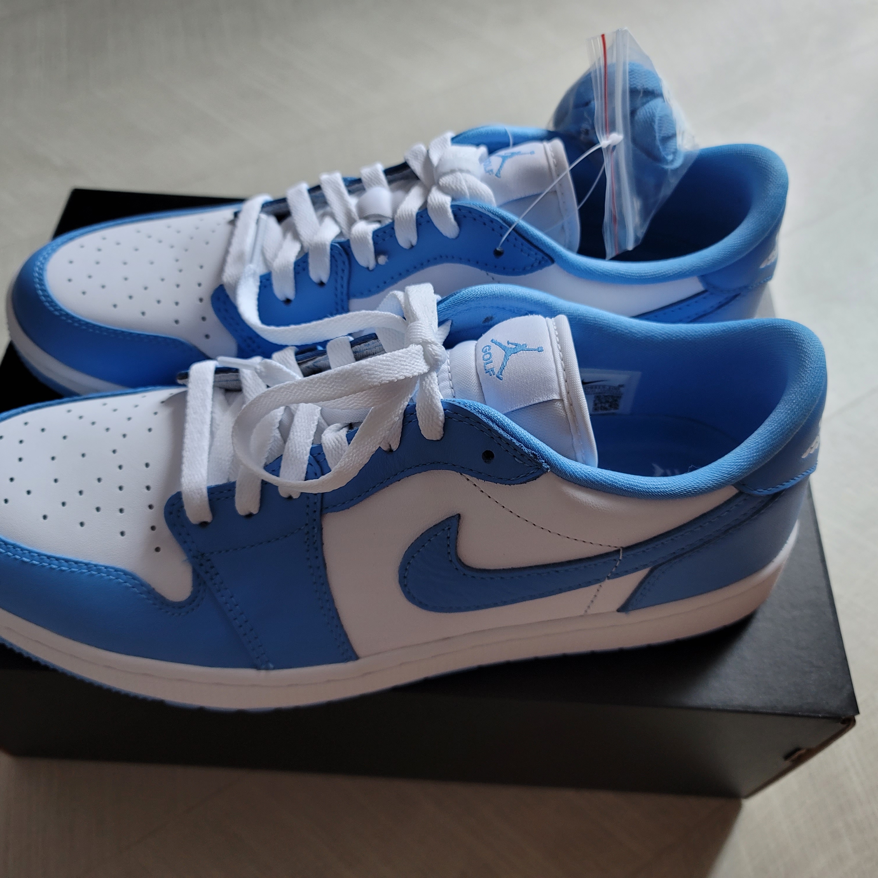 Jordan 1 Low Golf White and University Blue 착용 스타일 - 1