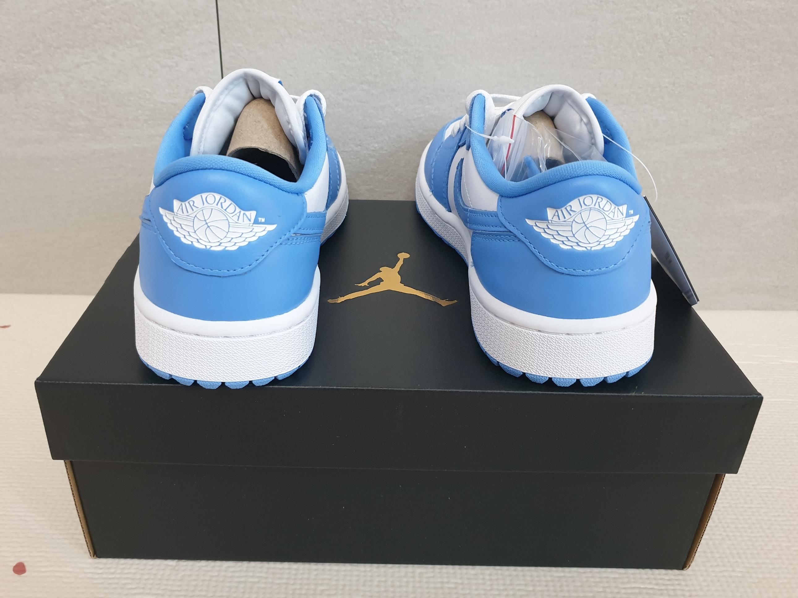 Jordan 1 Low Golf White and University Blue 착용 스타일 - 3