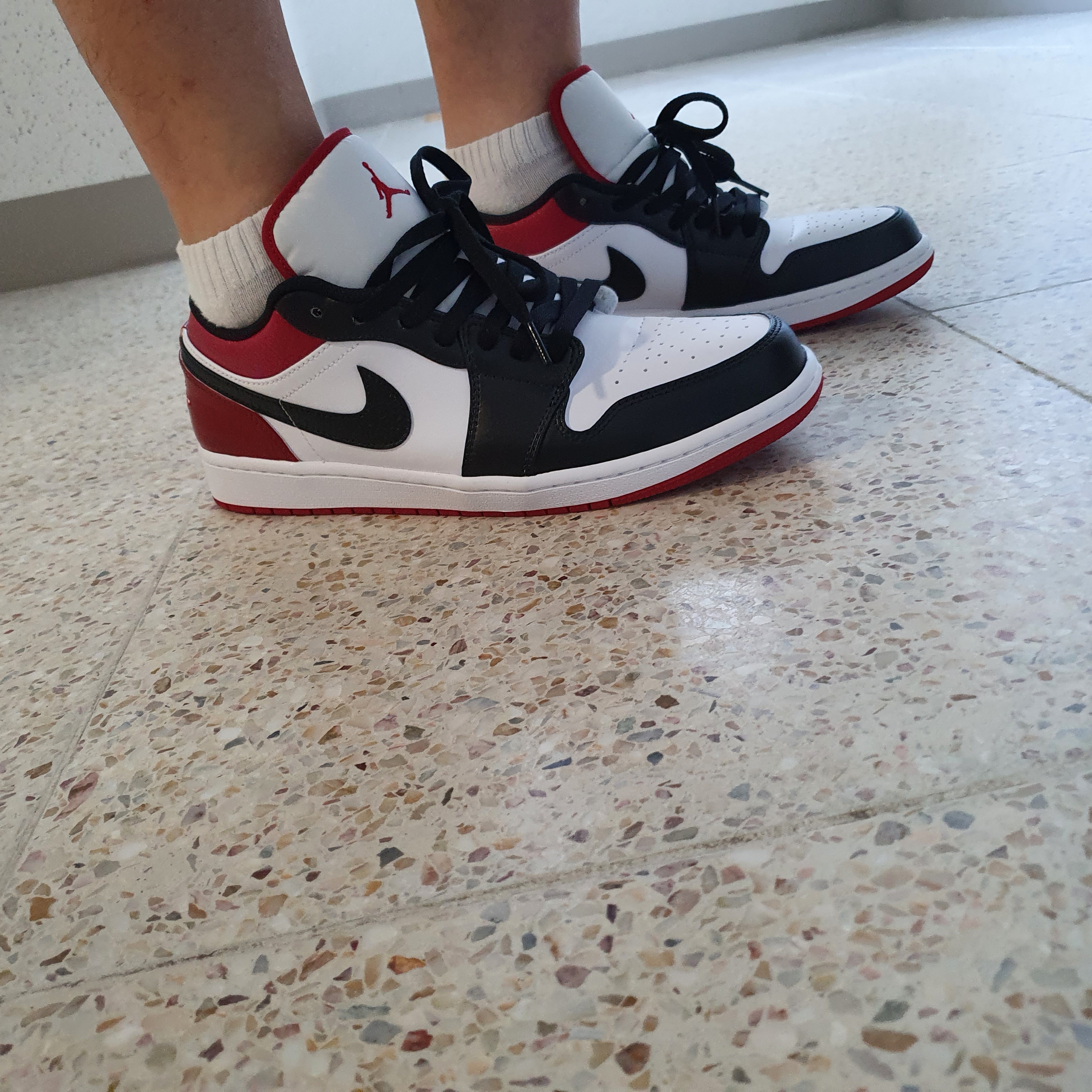Jordan 1 Low White Red Black 착용 스타일 - 1