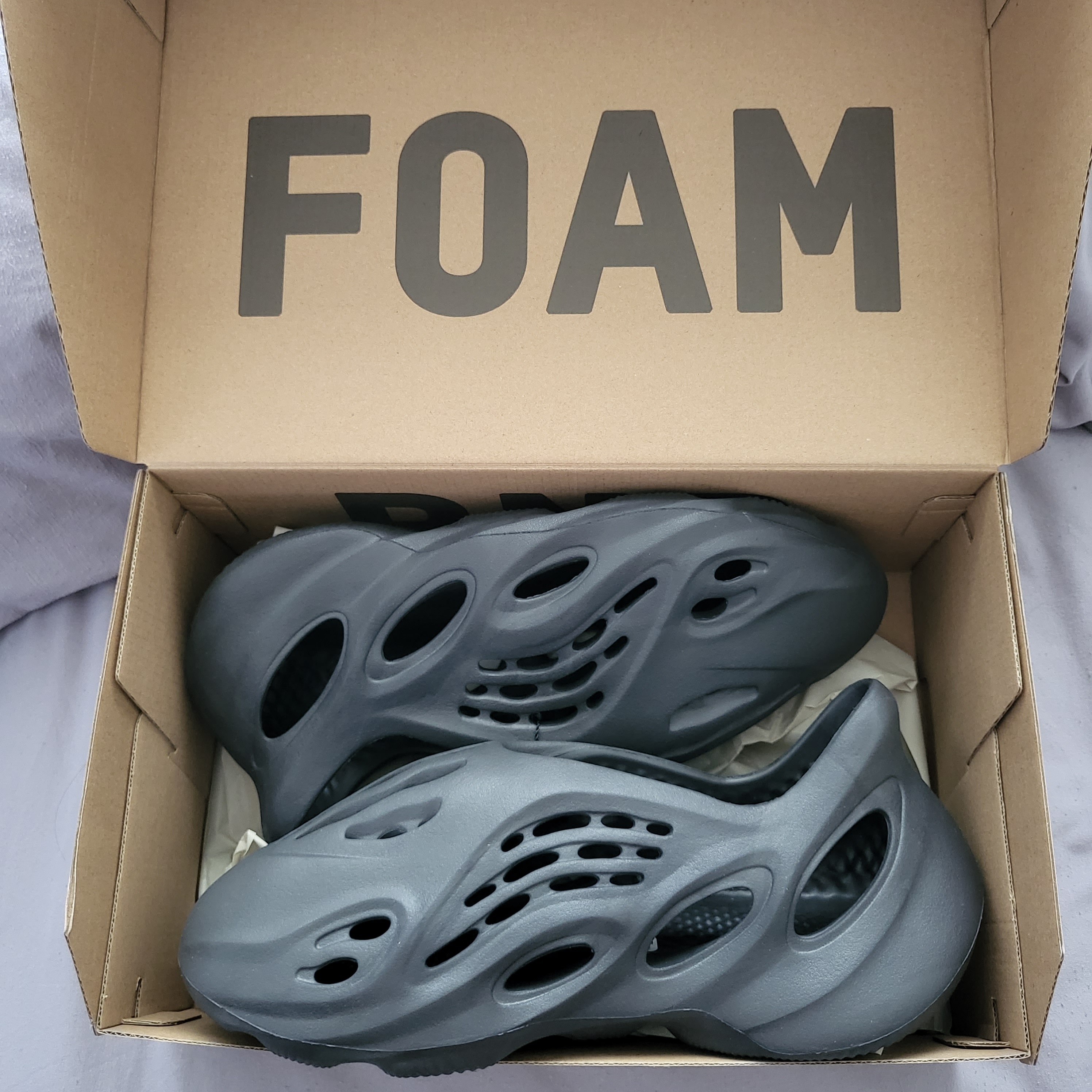 Adidas Yeezy Foam RNNR Onyx 착용 스타일 - 1