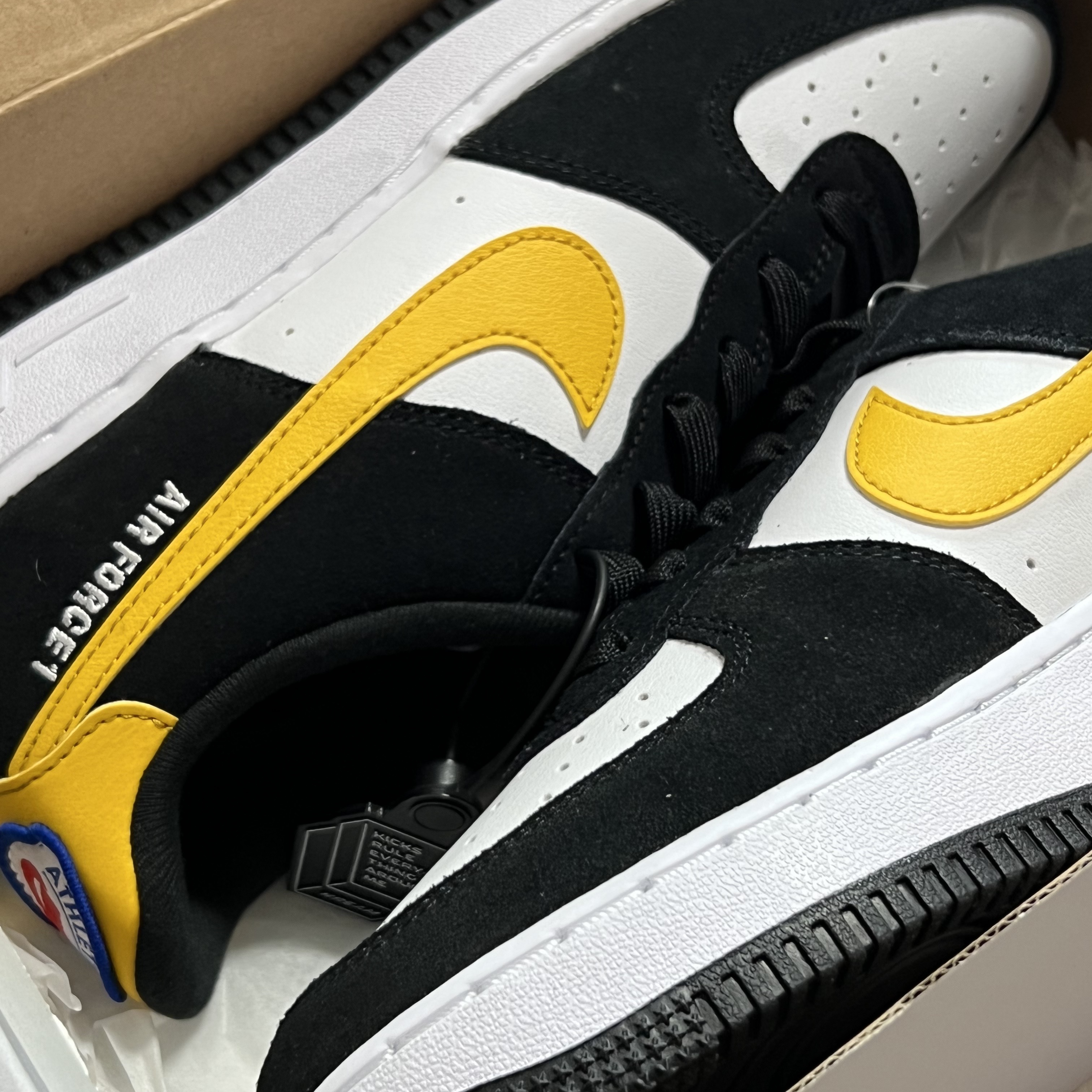 Nike Air Force 1 '07 LV8 Athletic Club Black Dark Sulfur 착용 스타일 - 1