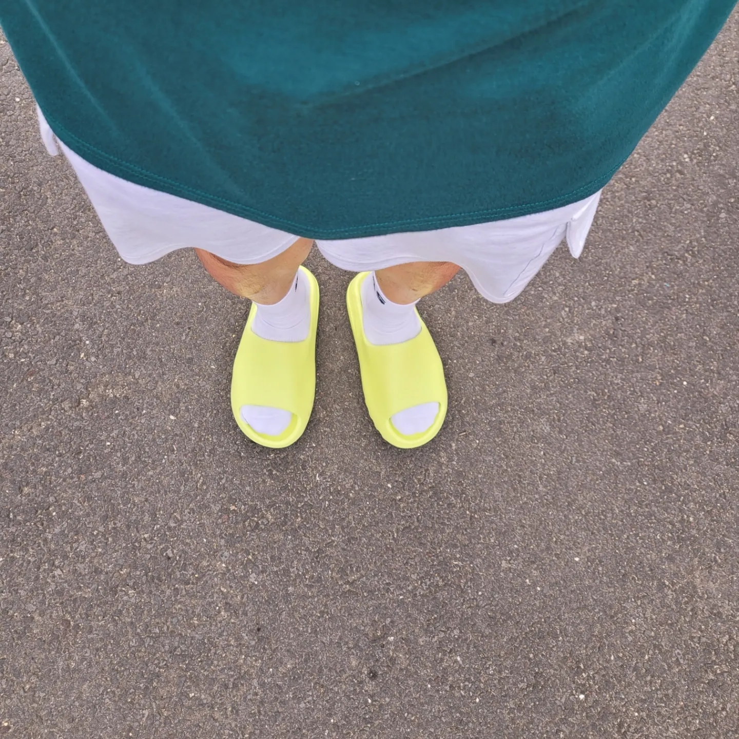 Adidas Yeezy Slide Glow Green 2022/2023 착용 스타일