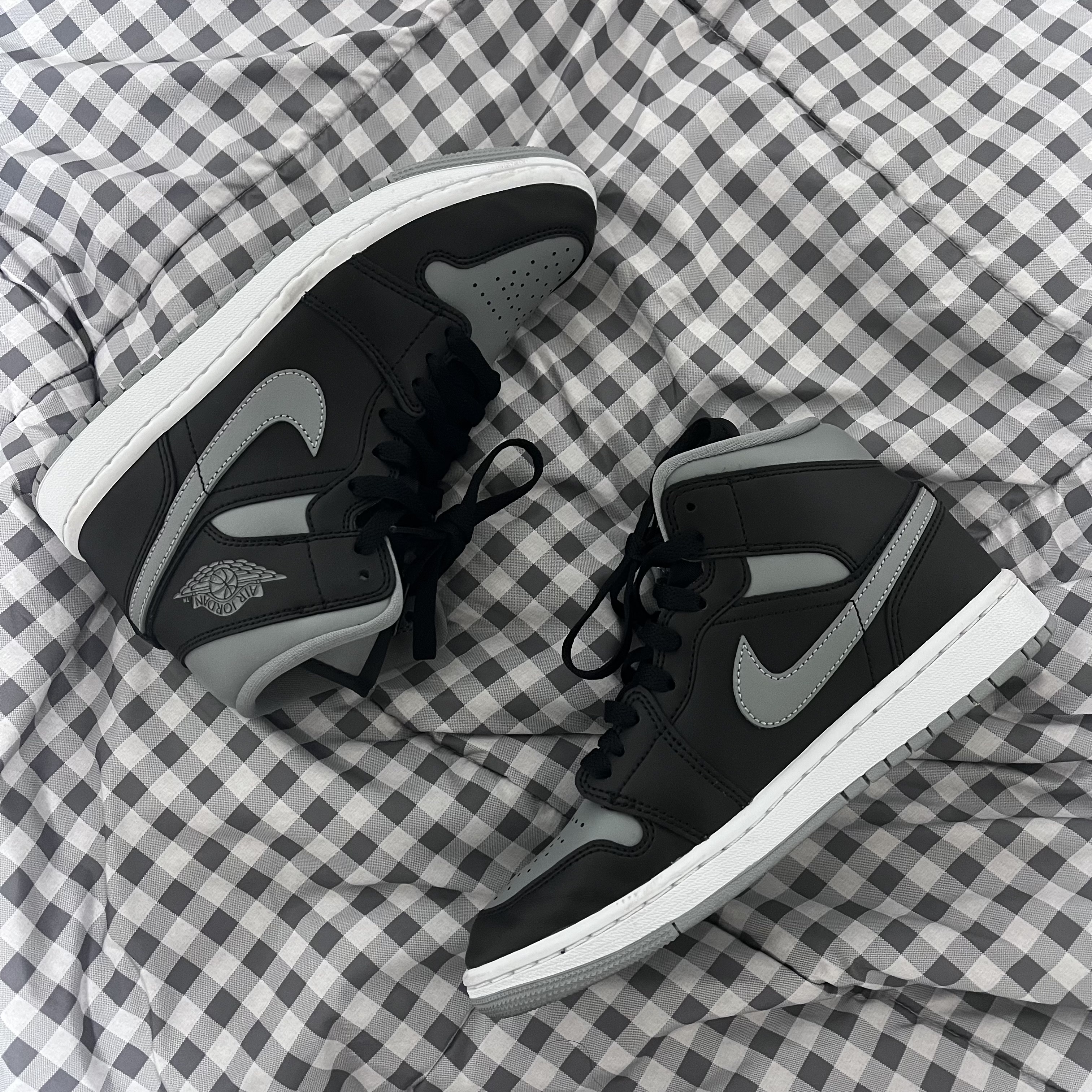 (W) Jordan 1 Mid Black Particle Grey 착용 스타일 - 1