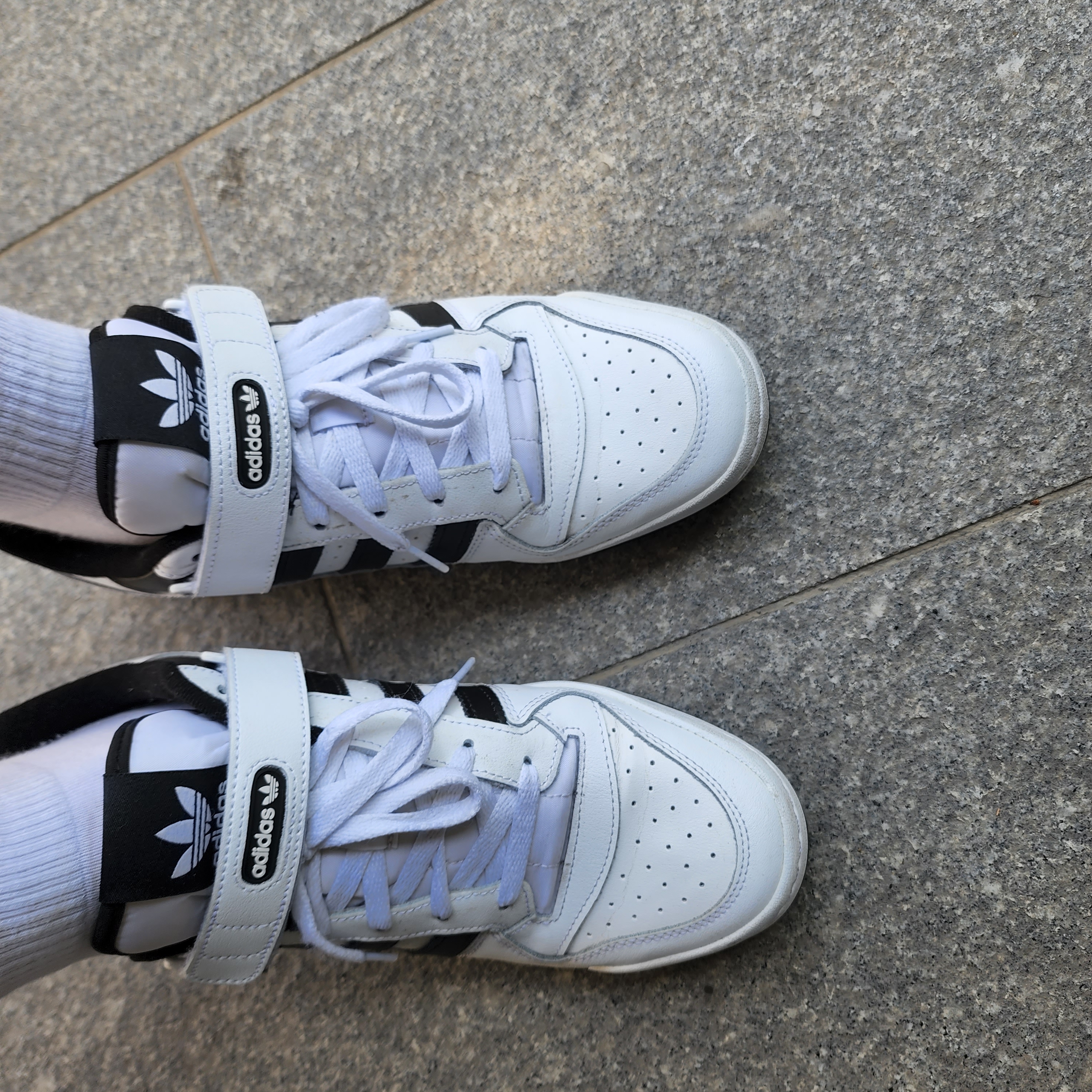 Adidas Forum Low White Black 착용 스타일 - 2