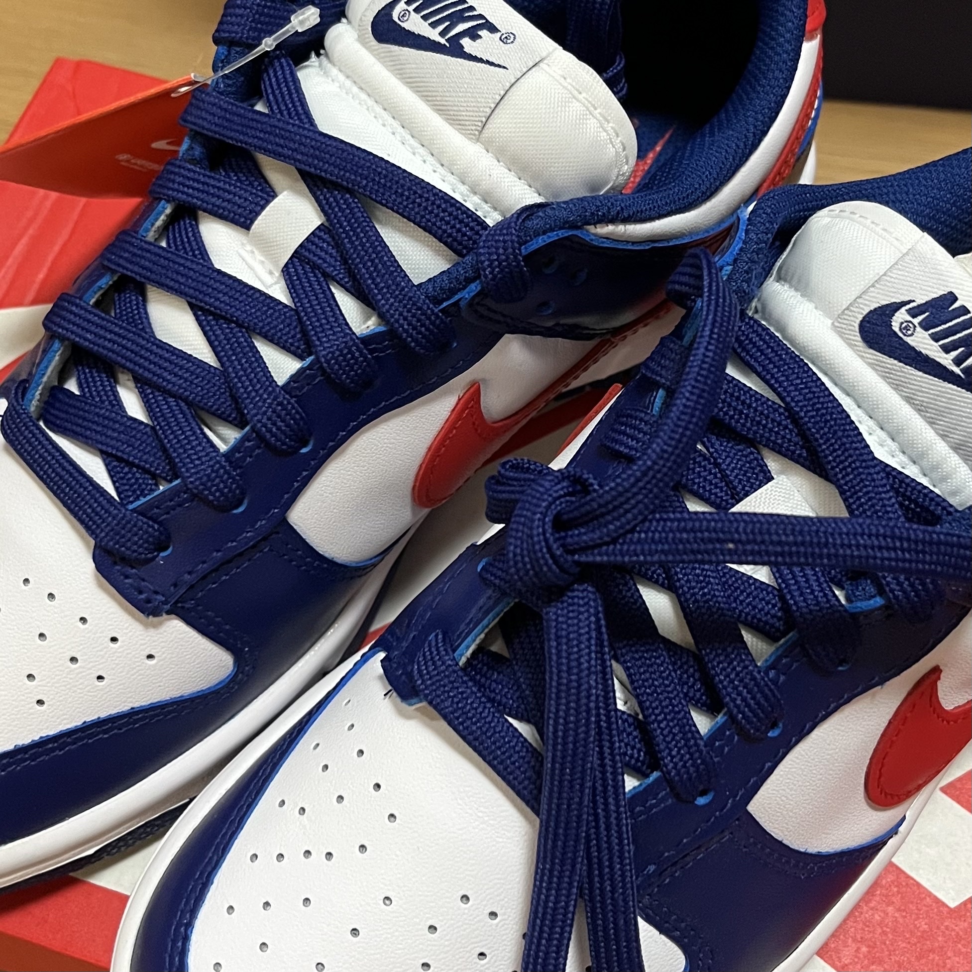 (W) Nike Dunk Low White and University Red 착용 스타일 - 2