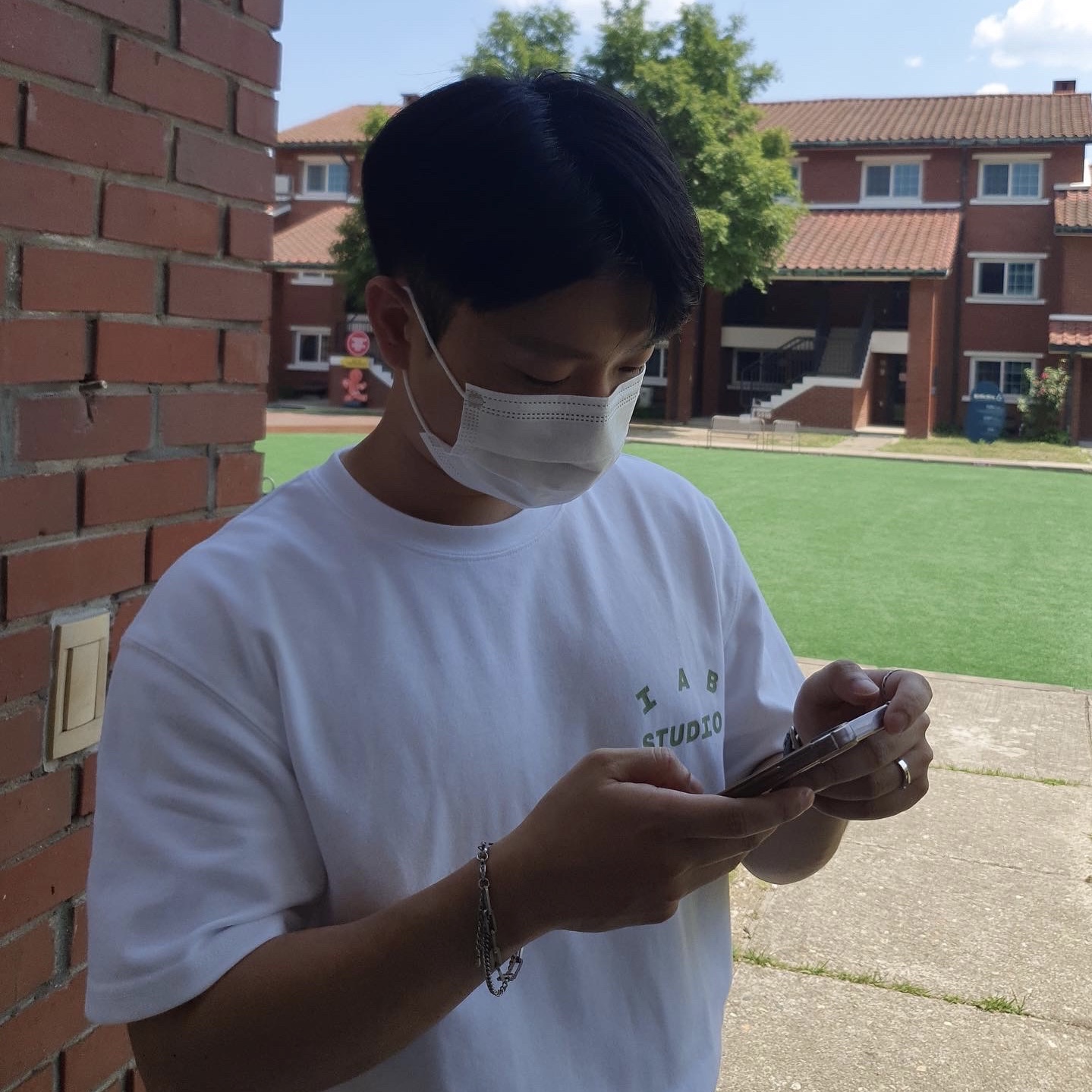 IAB Studio T-Shirt White Light Green, Nike x NBA Dunk Low Retro EMB Black and Chile Red 착용 스타일 - 3