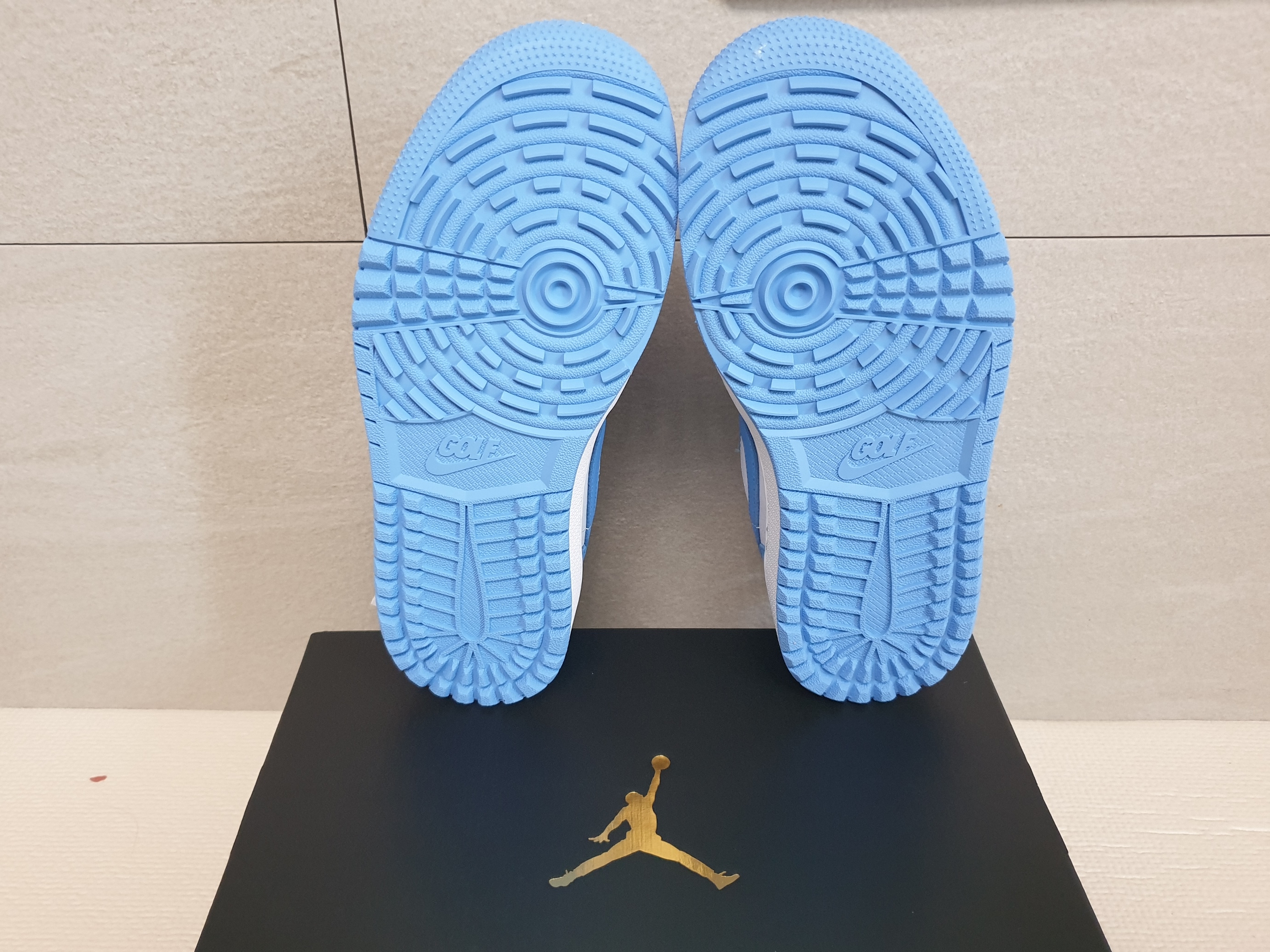 Jordan 1 Low Golf White and University Blue 착용 스타일 - 5