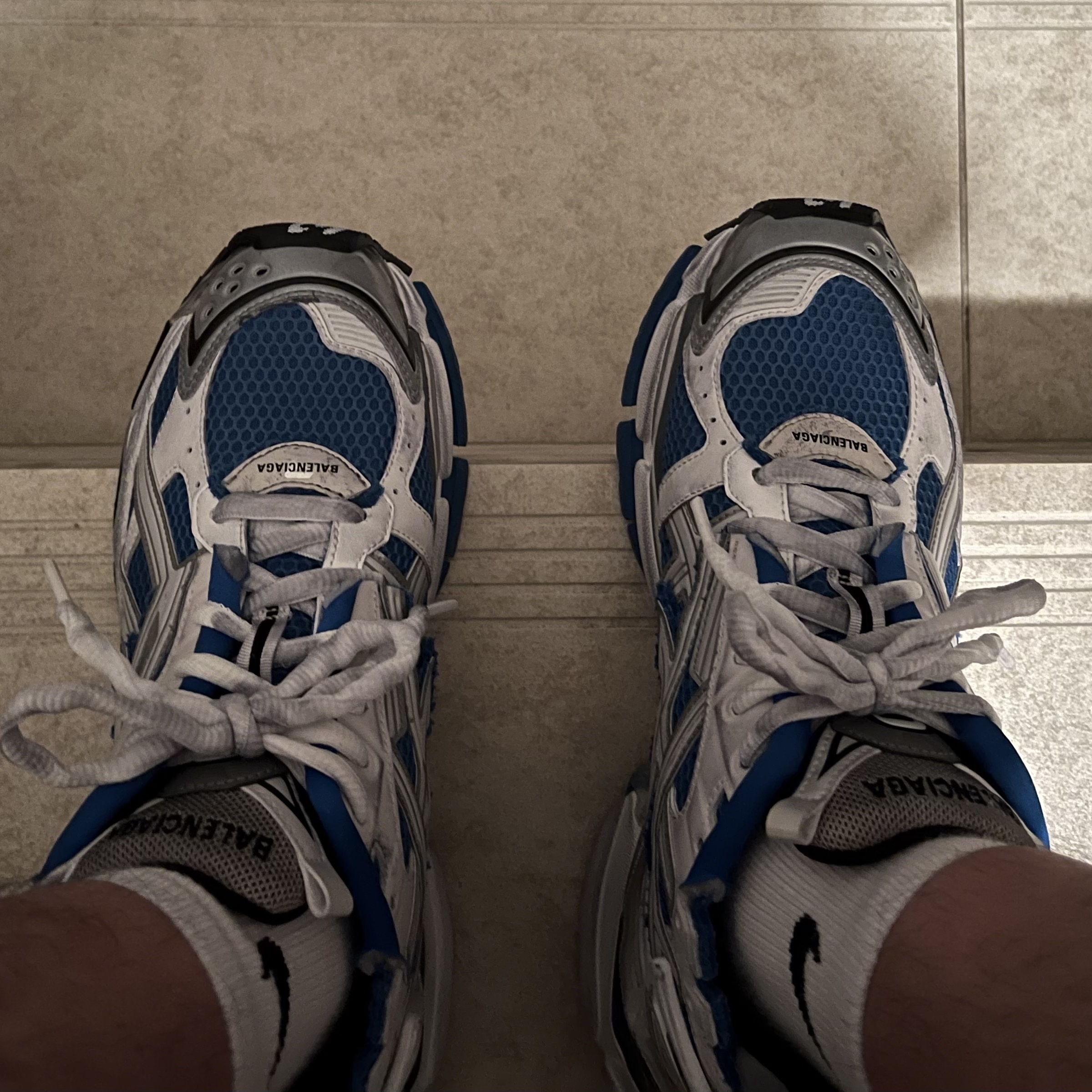 Balenciaga Runner Sneakers Blue White 착용 스타일
