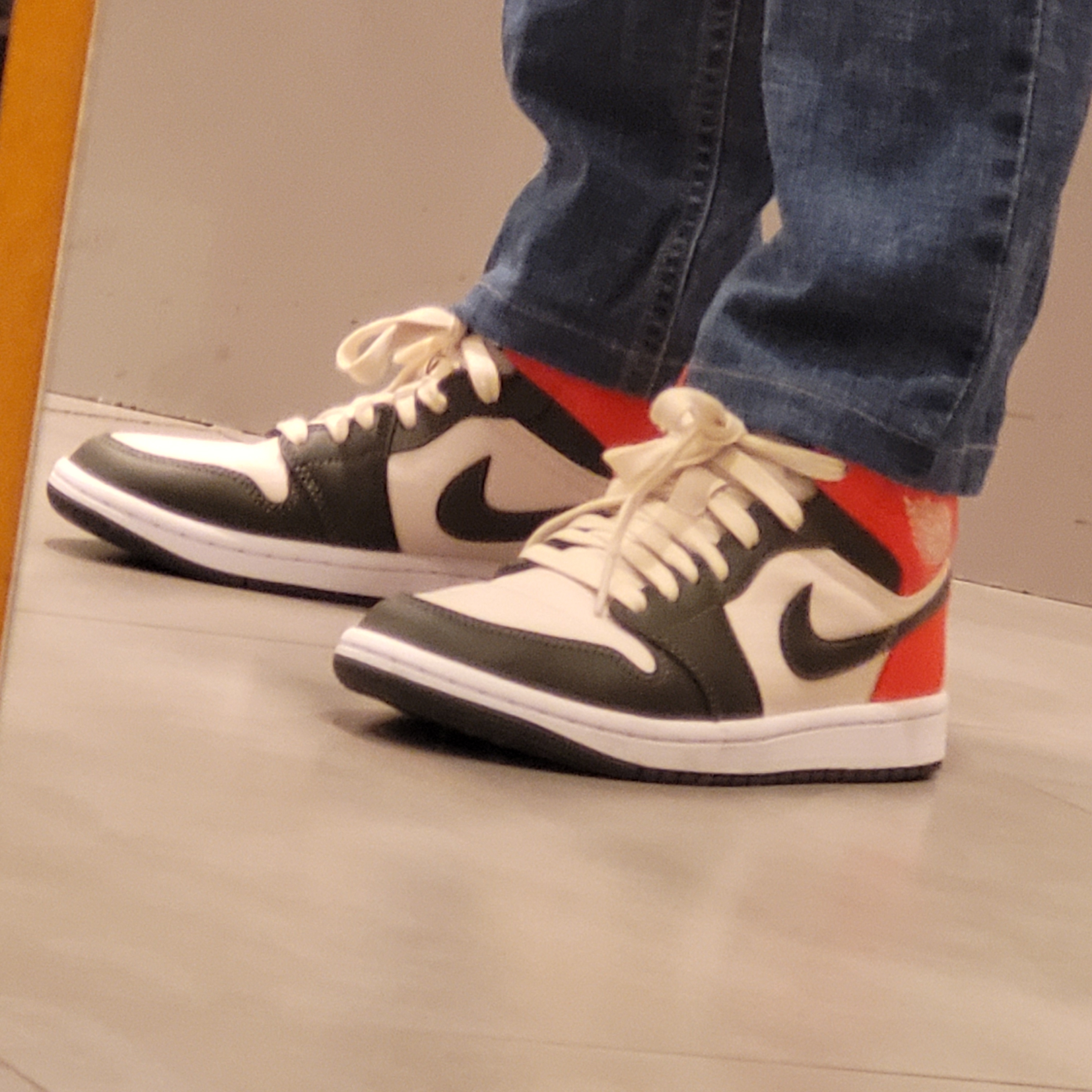 (W) Jordan 1 Mid SE Newsprint 착용 스타일