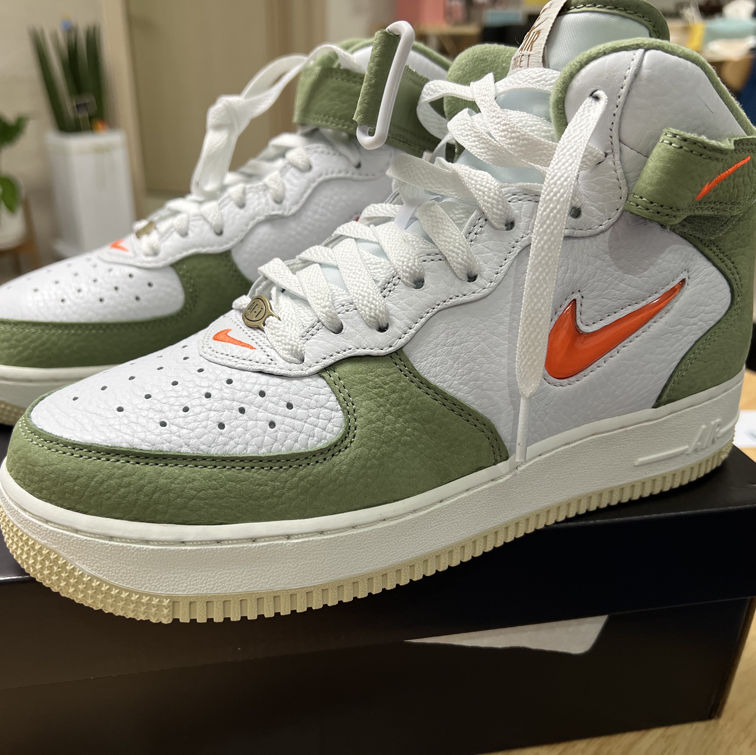 Nike Air Force 1 Mid '07 QS Olive Green and Total Orange 착용 스타일