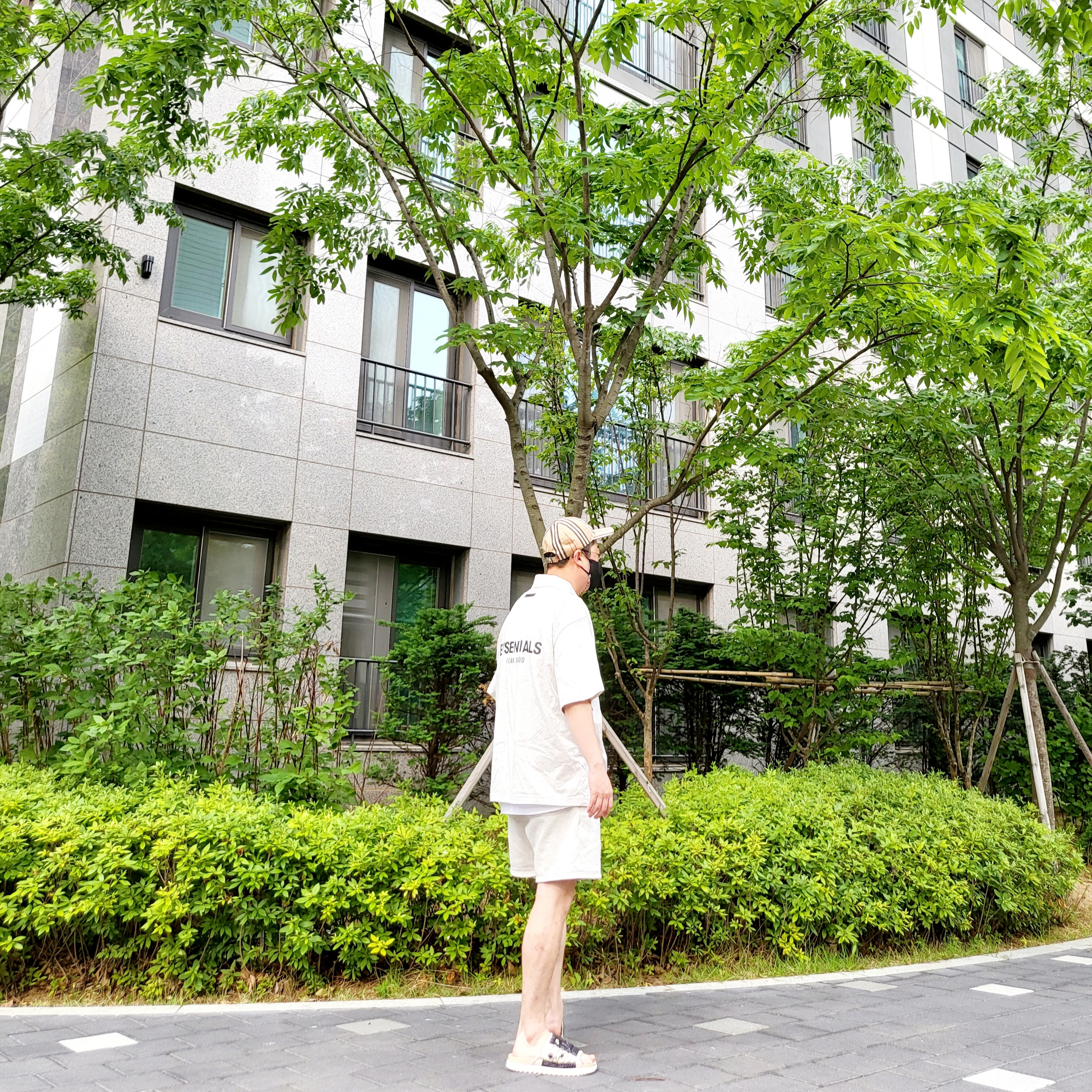 Burberry Monogram Motif Icon Stripe Cotton Baseball Cap Archive Beige, Essentials Short Sleeve Polo Oatmeal - 21SS 착용 스타일 - 3