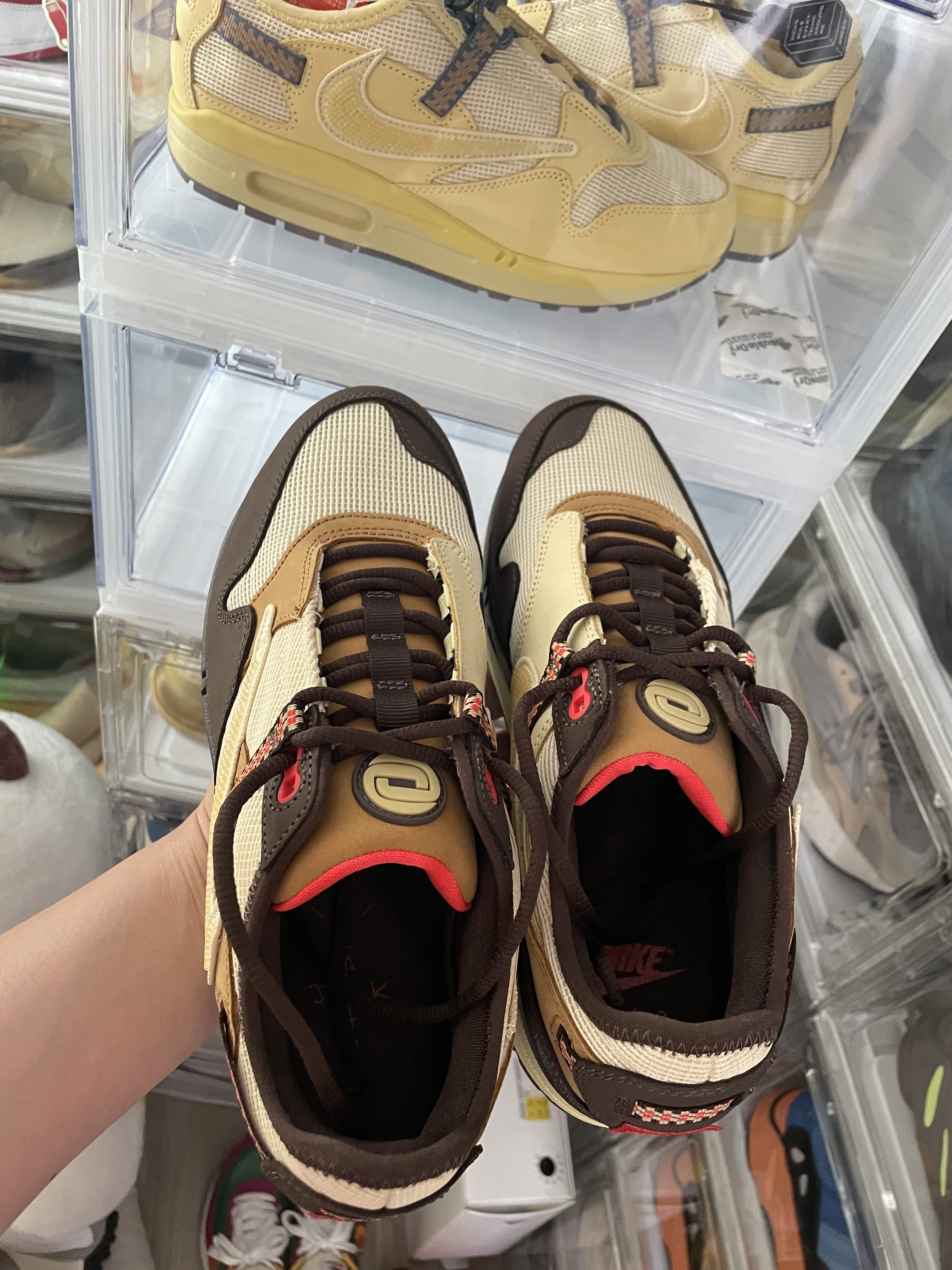 Nike x Travis Scott Air Max 1 Cact.us Brown 착용 스타일 - 3