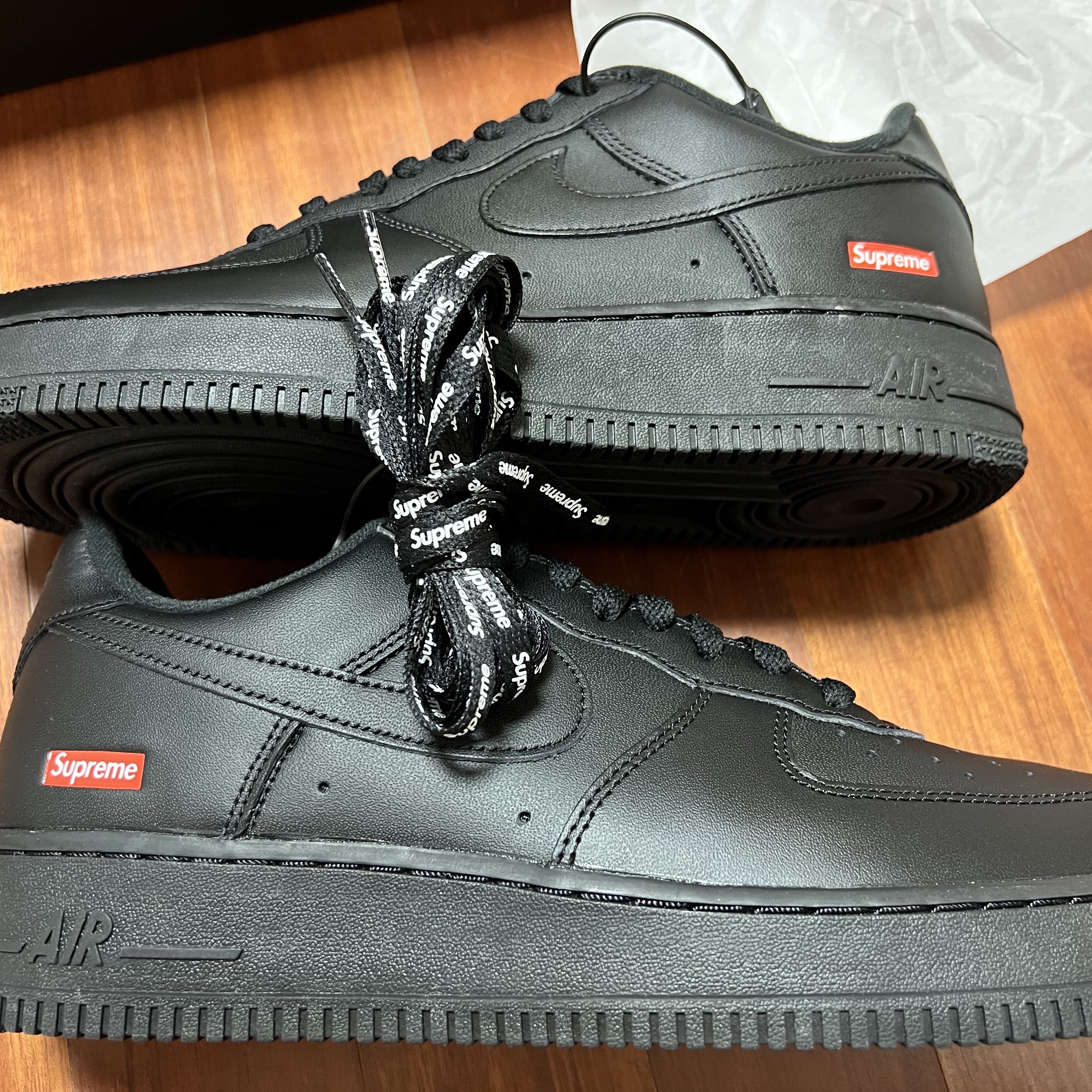 Nike x Supreme Air Force 1 Low Black 착용 스타일 - 1