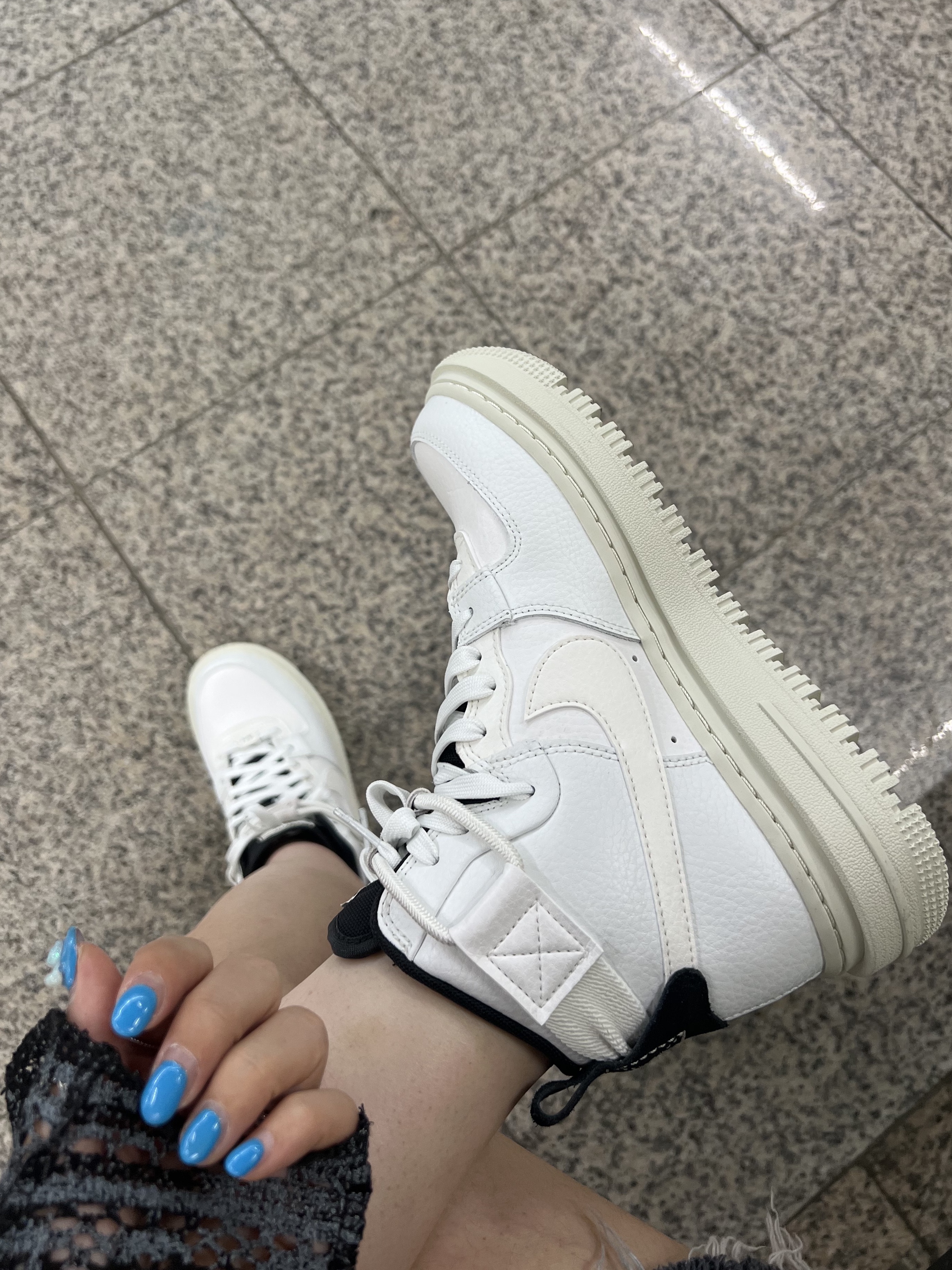 (W) Nike Air Force 1 High Utility 2.0 Summit White 착용 스타일 - 3