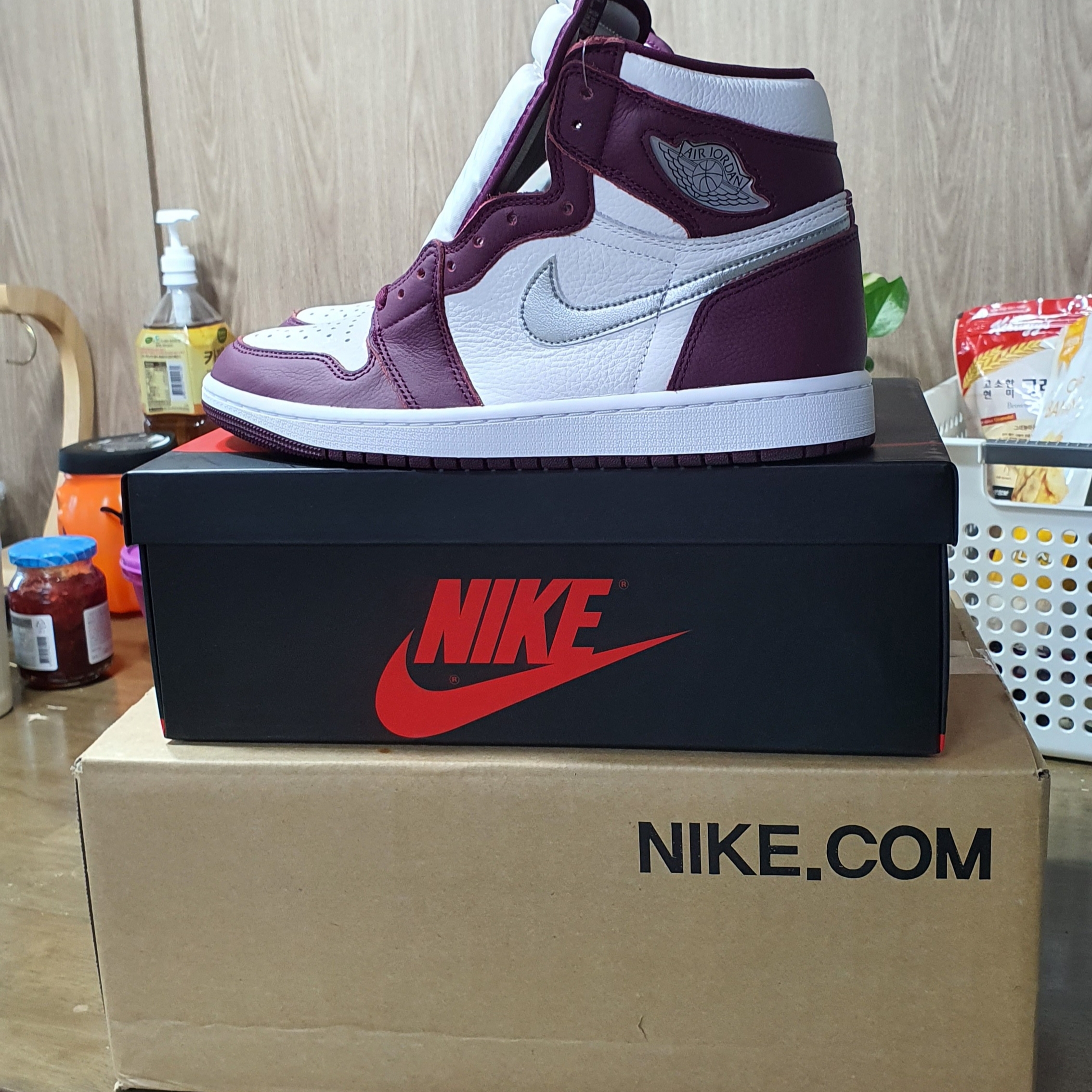 Jordan 1 Retro High OG Bordeaux 착용 스타일 - 5