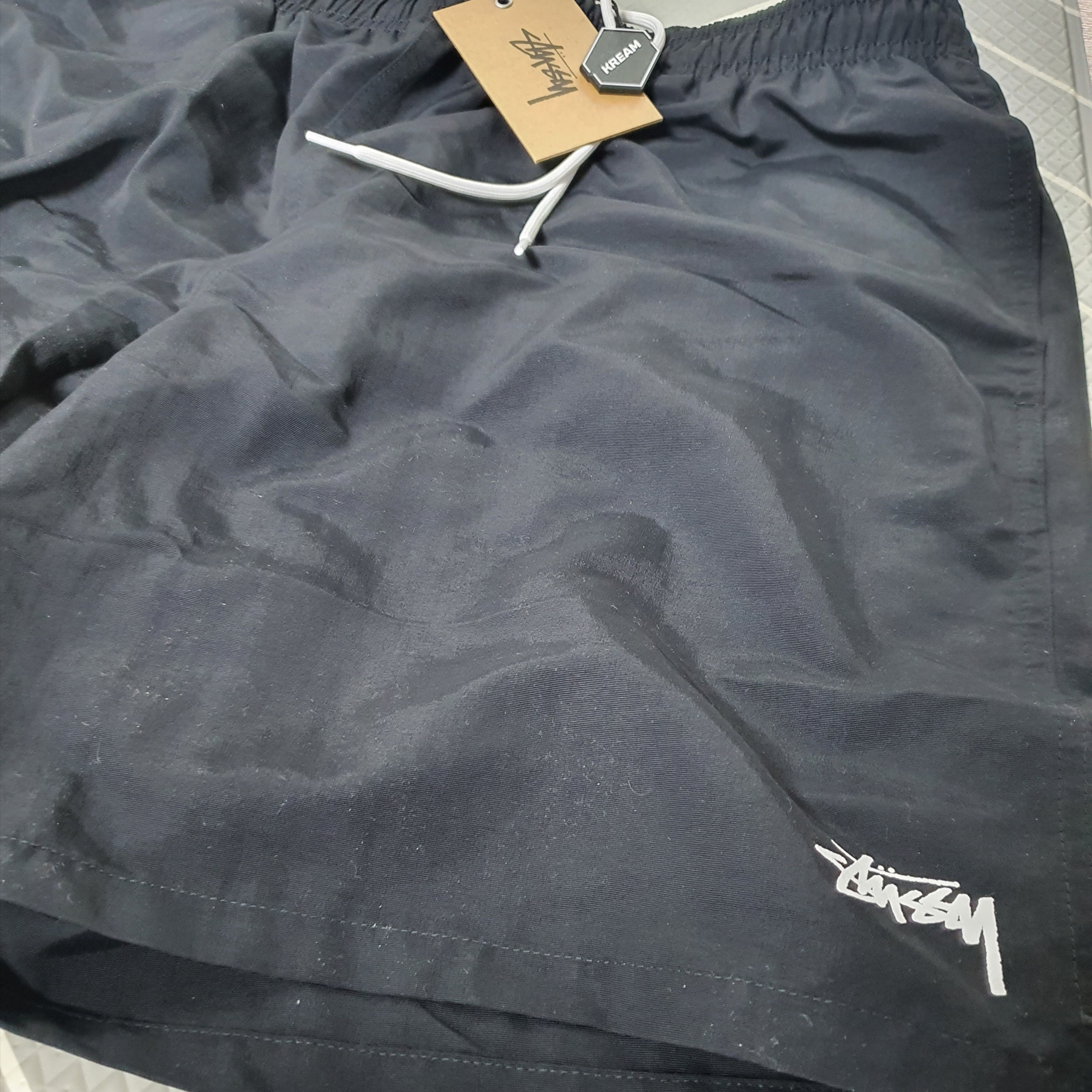 Stussy Big Stock Water Shorts Black 착용 스타일 - 2