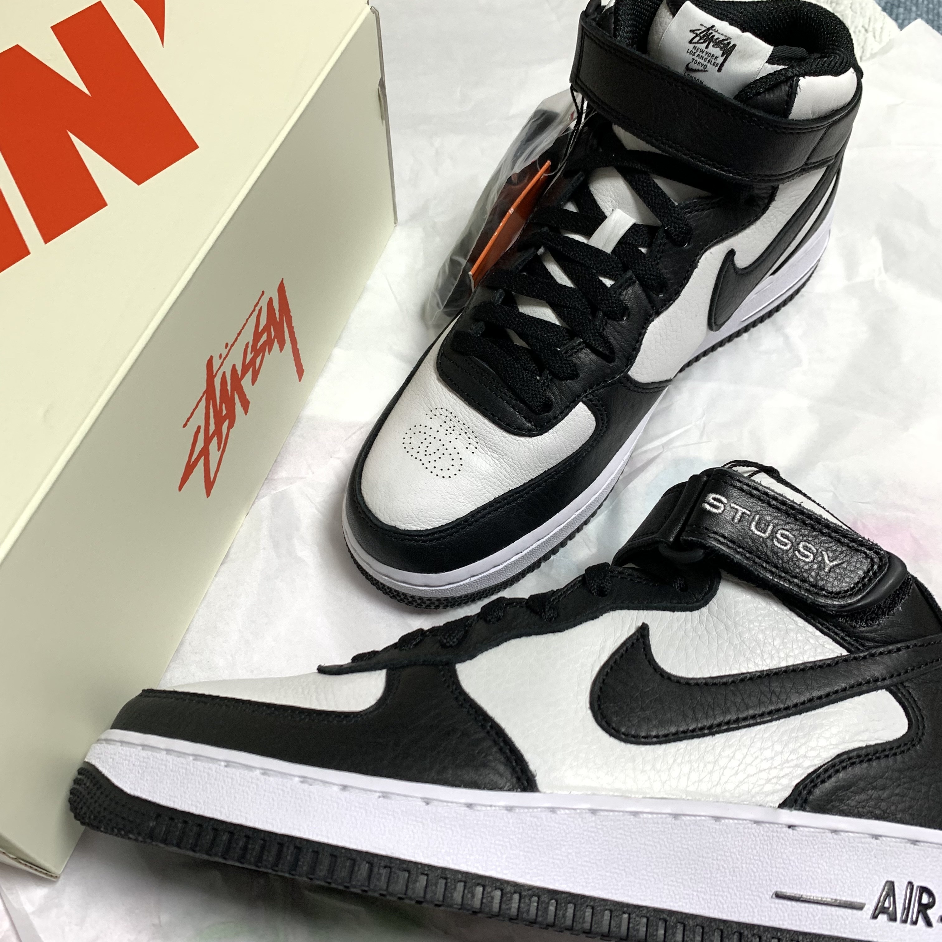 Nike x Stussy Air Force 1 '07 Mid SP Black and Light Bone 착용 스타일