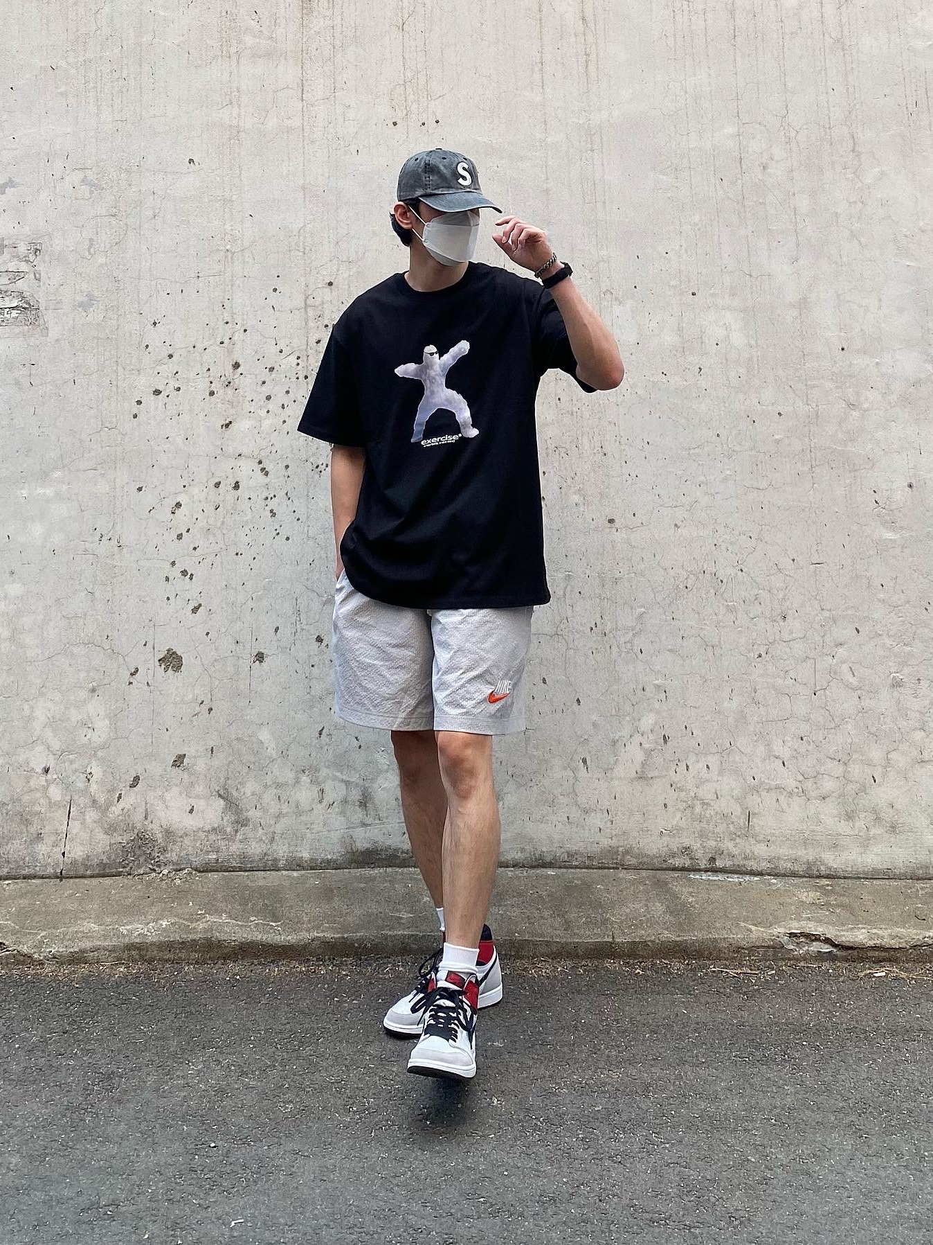 Jordan 1 Retro High OG Light Smoke Grey, Supreme Pigment Print S Logo 6-Panel Black - 20SS 착용 스타일 - 3