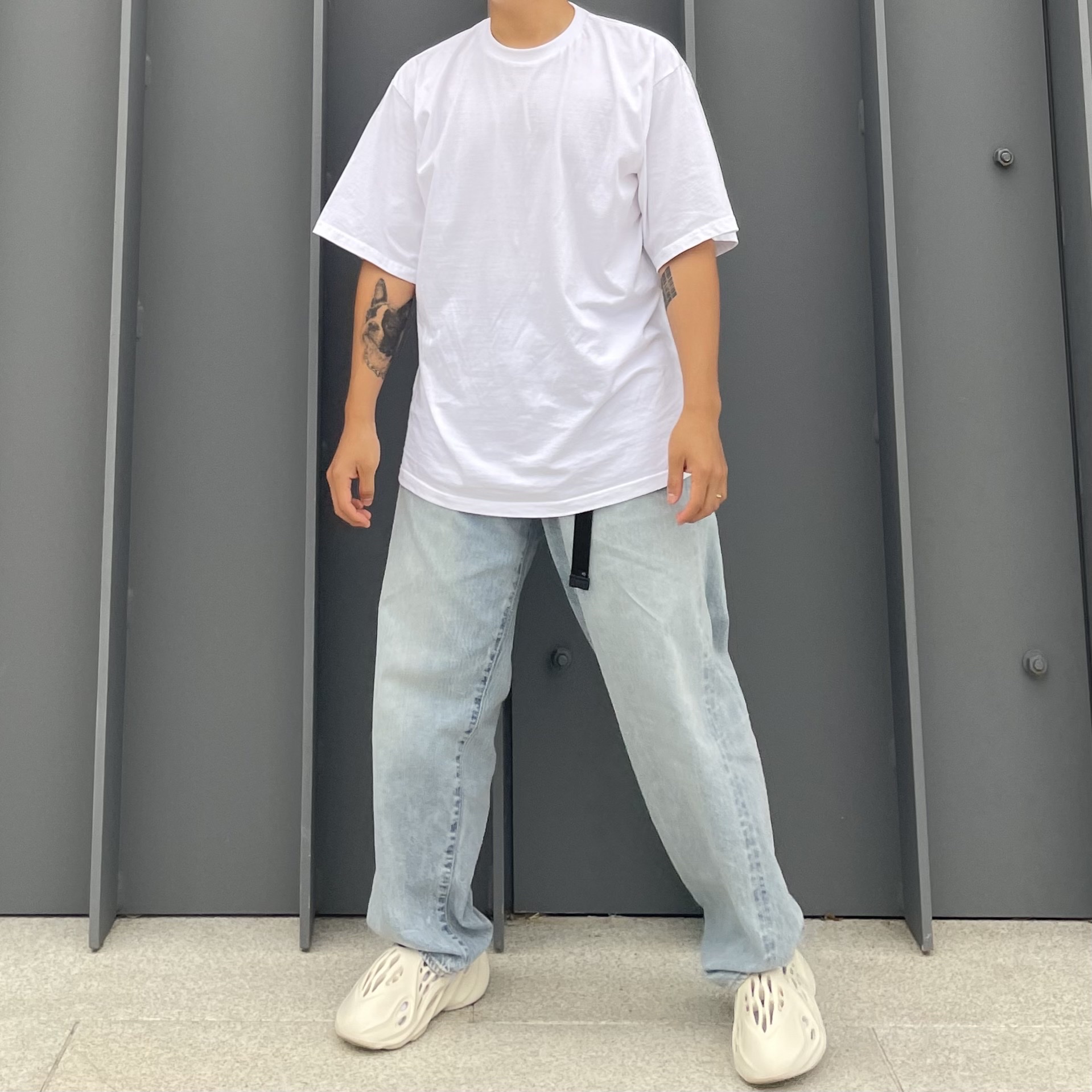 Adidas Yeezy Foam RNNR Sand 착용 스타일 - 2