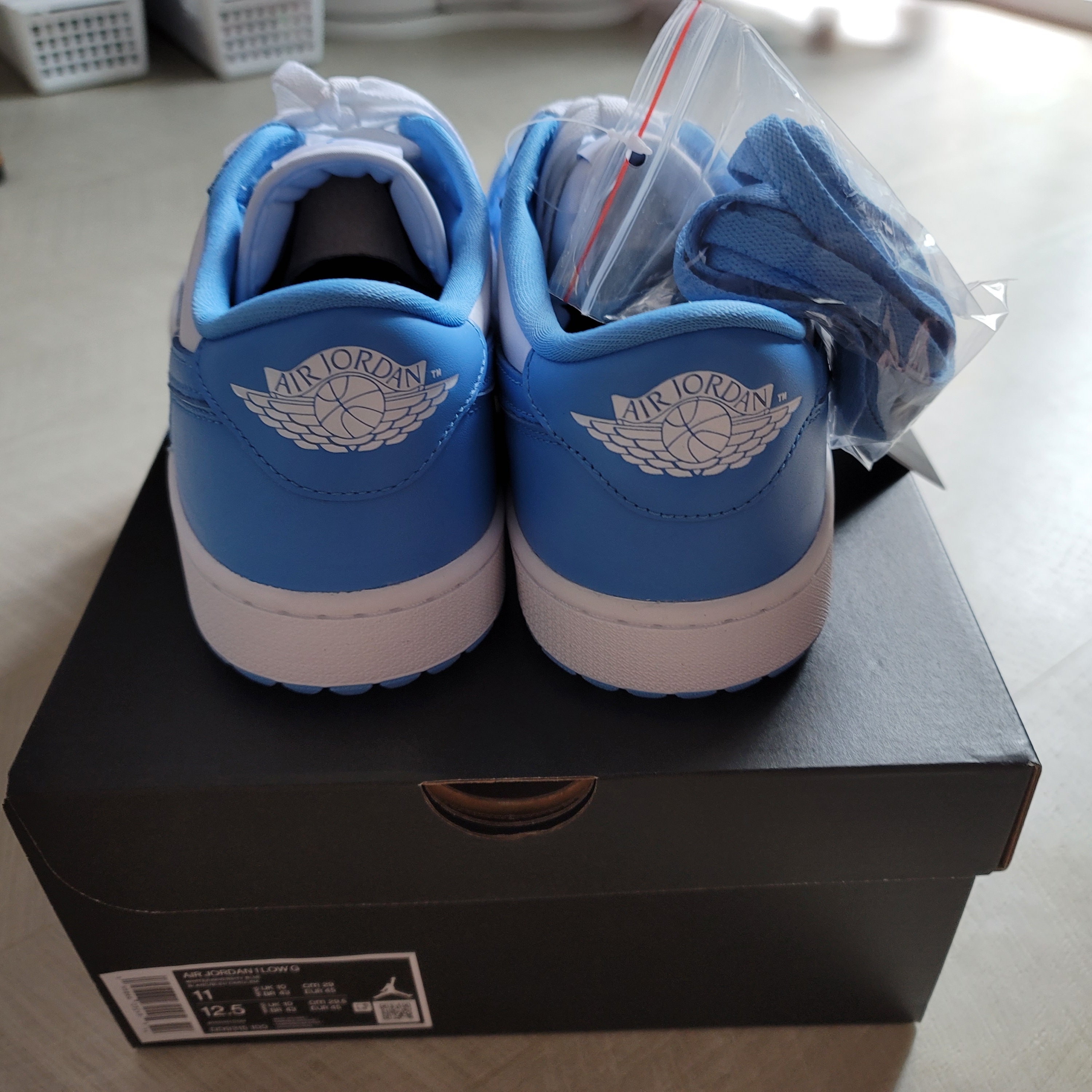 Jordan 1 Low Golf White and University Blue 착용 스타일 - 3