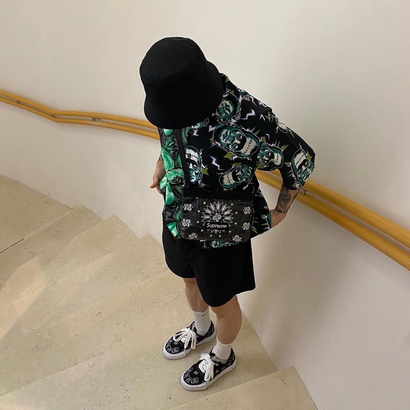 Supreme Bandana Tarp Side Bag Black - 21SS, Prada Re-Nylon Bucket Hat Black 착용 스타일 - 2