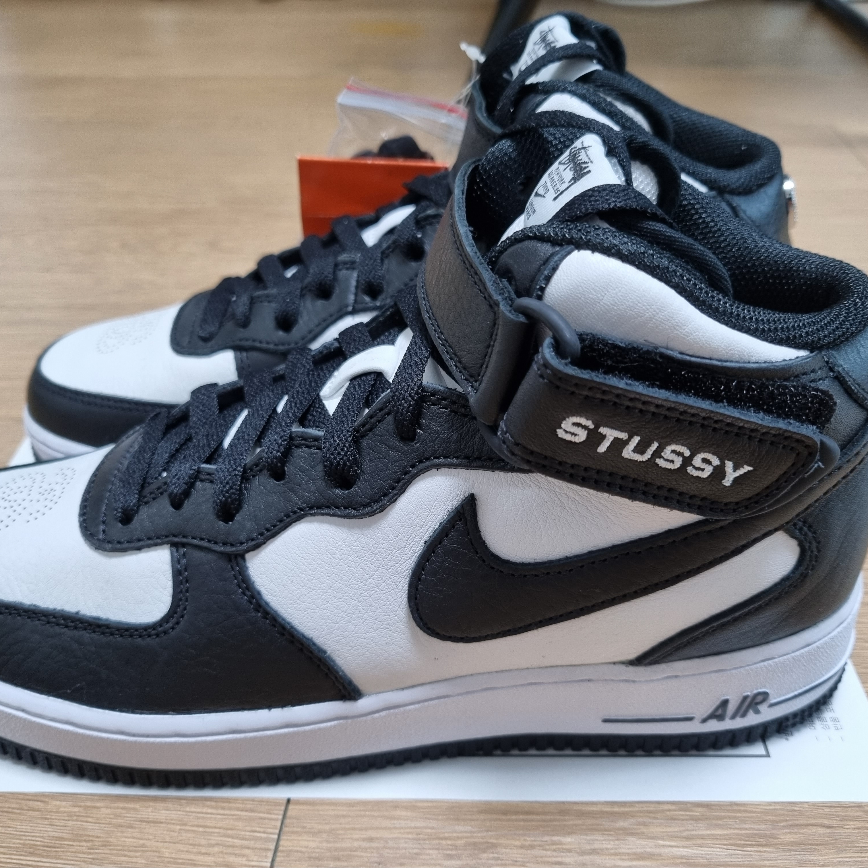 Nike x Stussy Air Force 1 '07 Mid SP Black and Light Bone 착용 스타일
