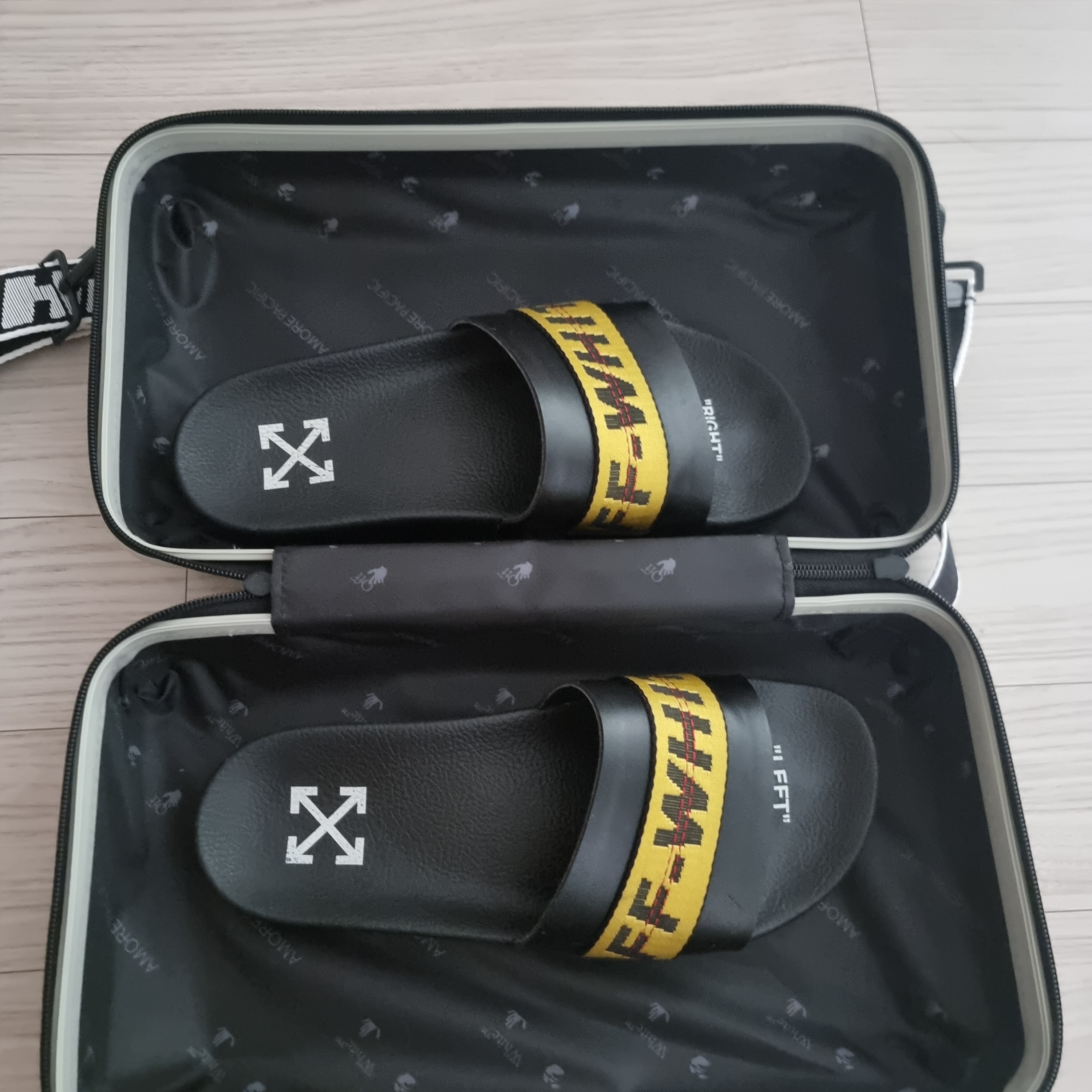 Off-White x Amore Pacific Protection Box (Without Cosmetics), Off-White Industrial Slider Black 착용 스타일 - 2