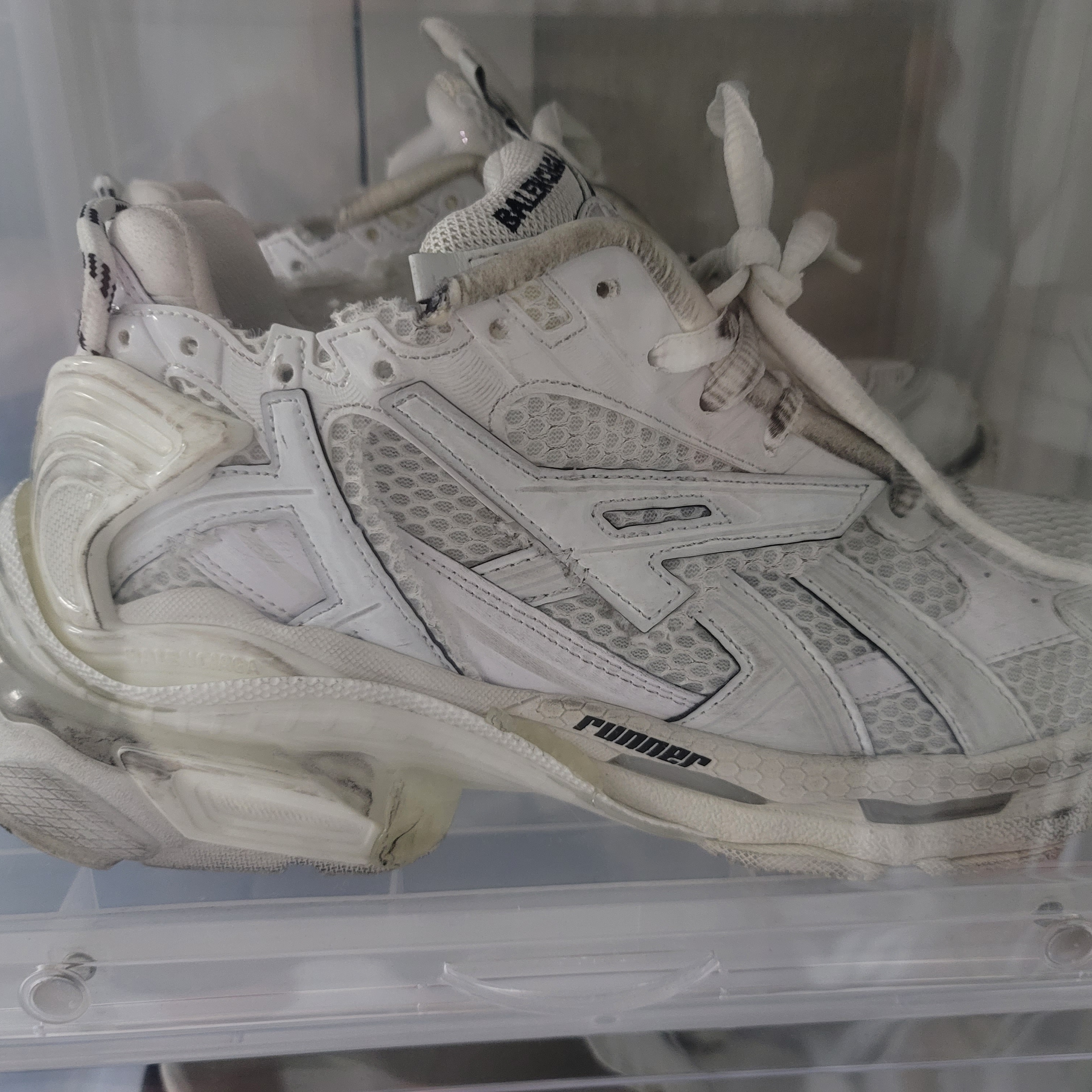 Balenciaga Runner Sneakers White 착용 스타일