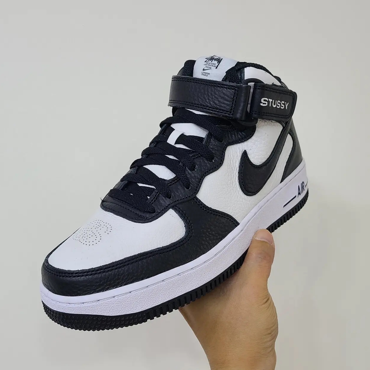 Nike x Stussy Air Force 1 '07 Mid SP Black and Light Bone, (TD) Nike x Stussy Air Force 1 '07 Mid SP Black and Light Bone 착용 스타일 - 1