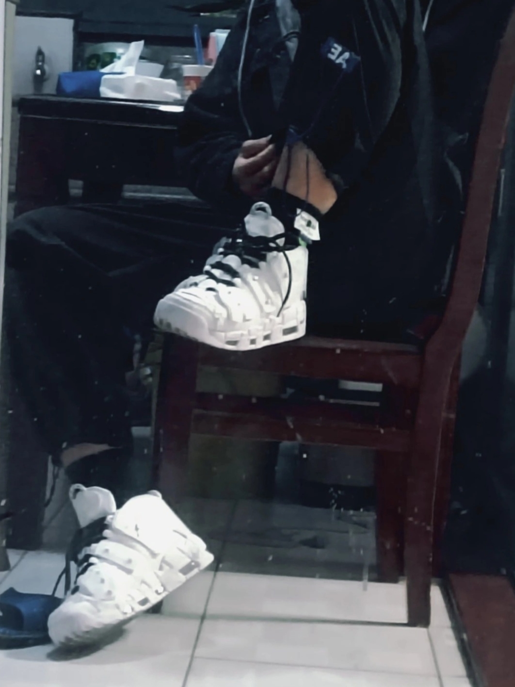 Nike Air More Uptempo 96 White Midnight Navy 착용 스타일 - 2