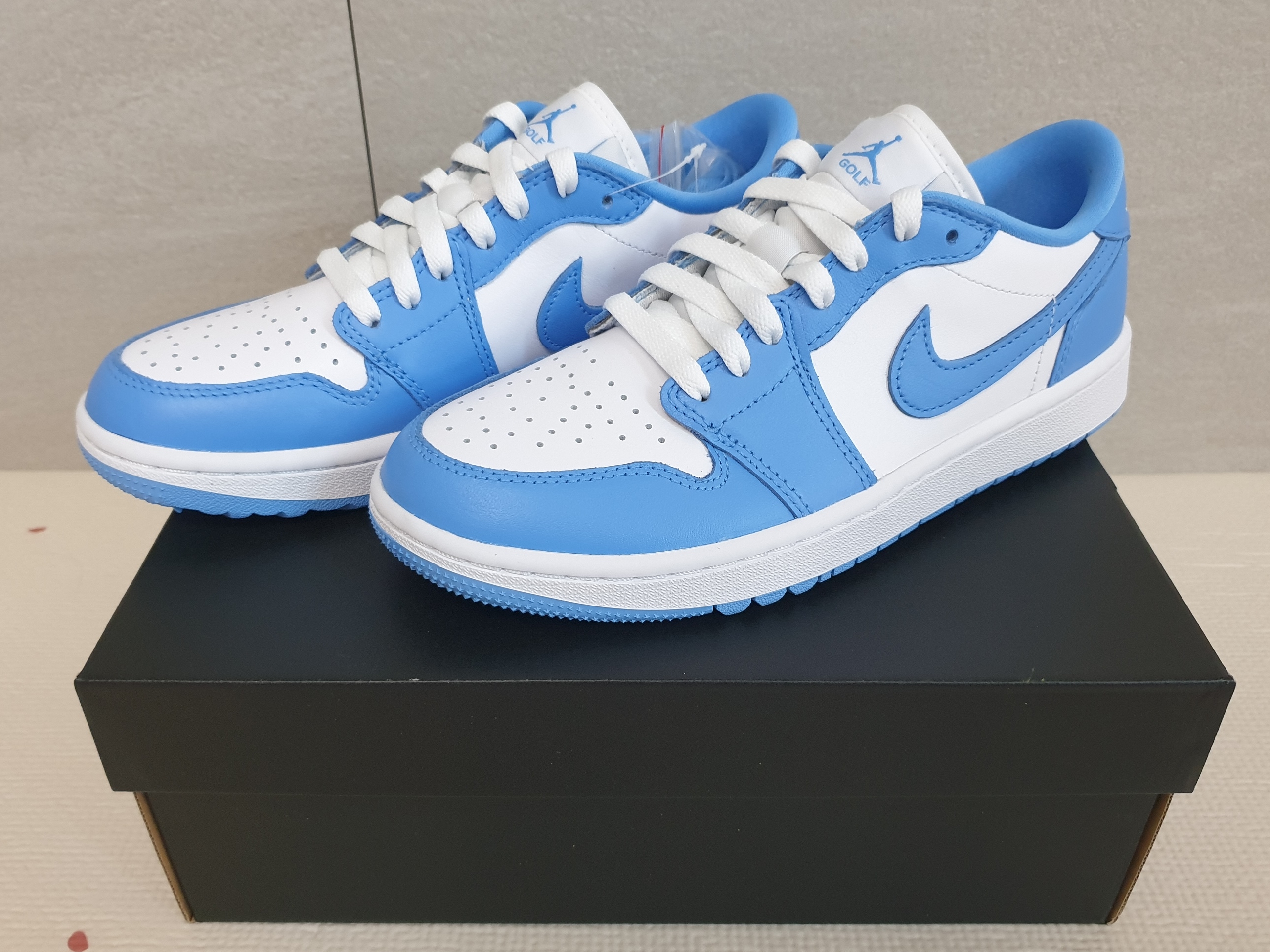 Jordan 1 Low Golf White and University Blue 착용 스타일 - 1