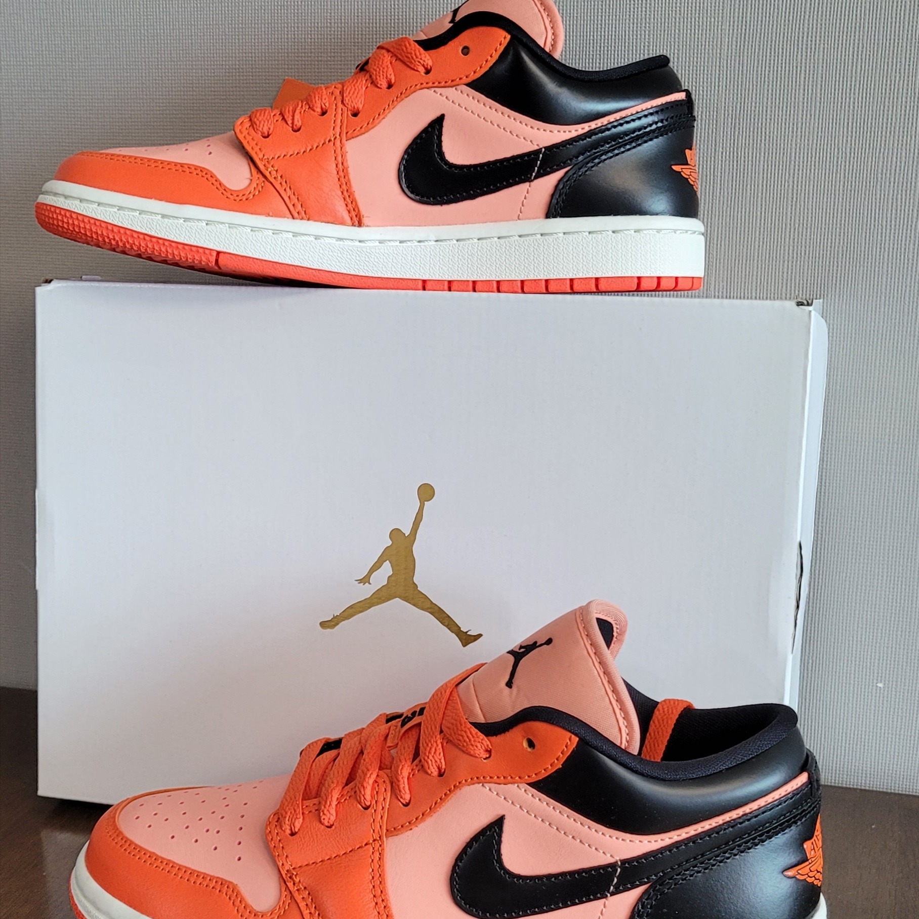(W) Jordan 1 Low SE Rush Orange Black 착용 스타일 - 1