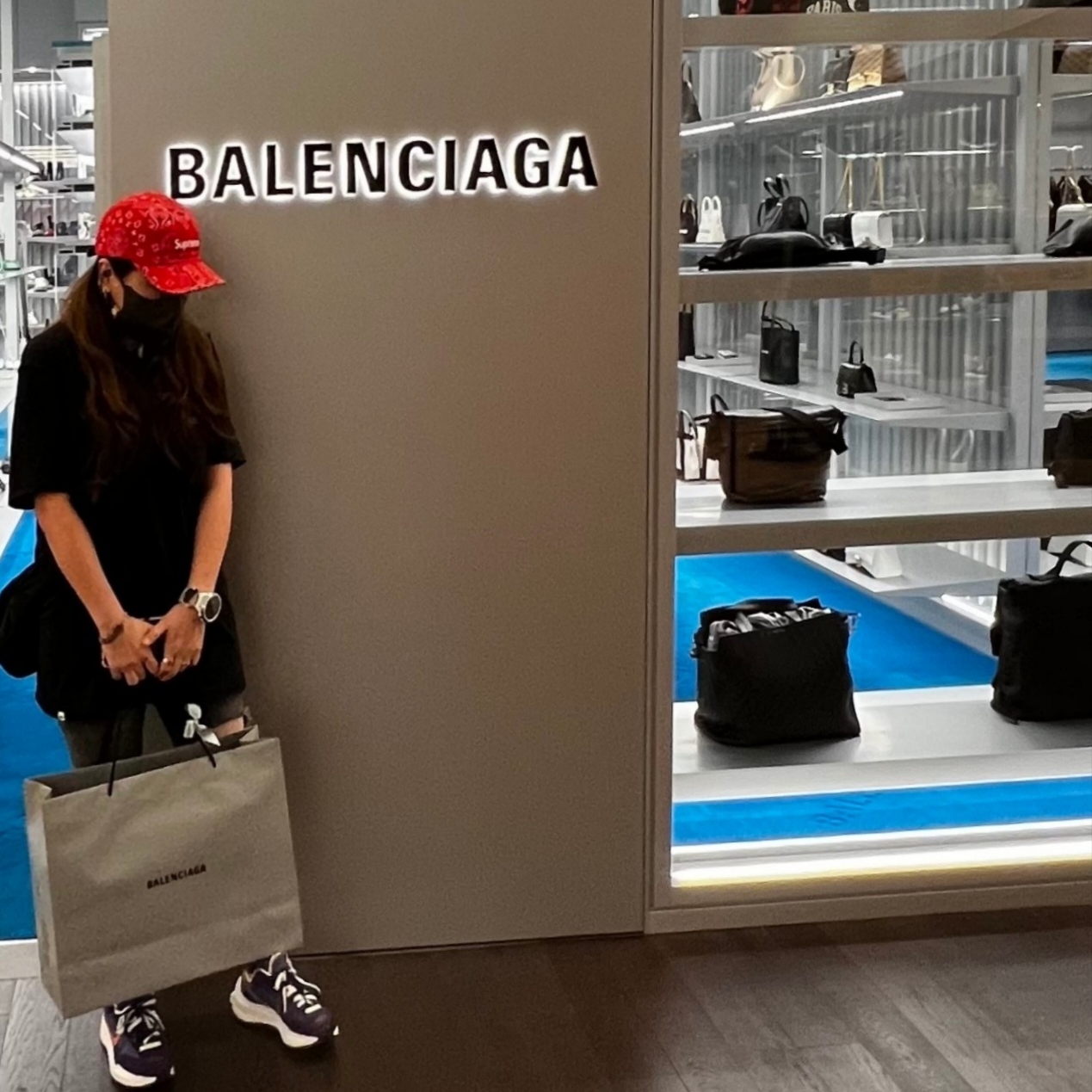 Balenciaga Runner Sneakers Grey Burgundy, Supreme Bandana Camp Cap Red - 21SS 착용 스타일 - 4