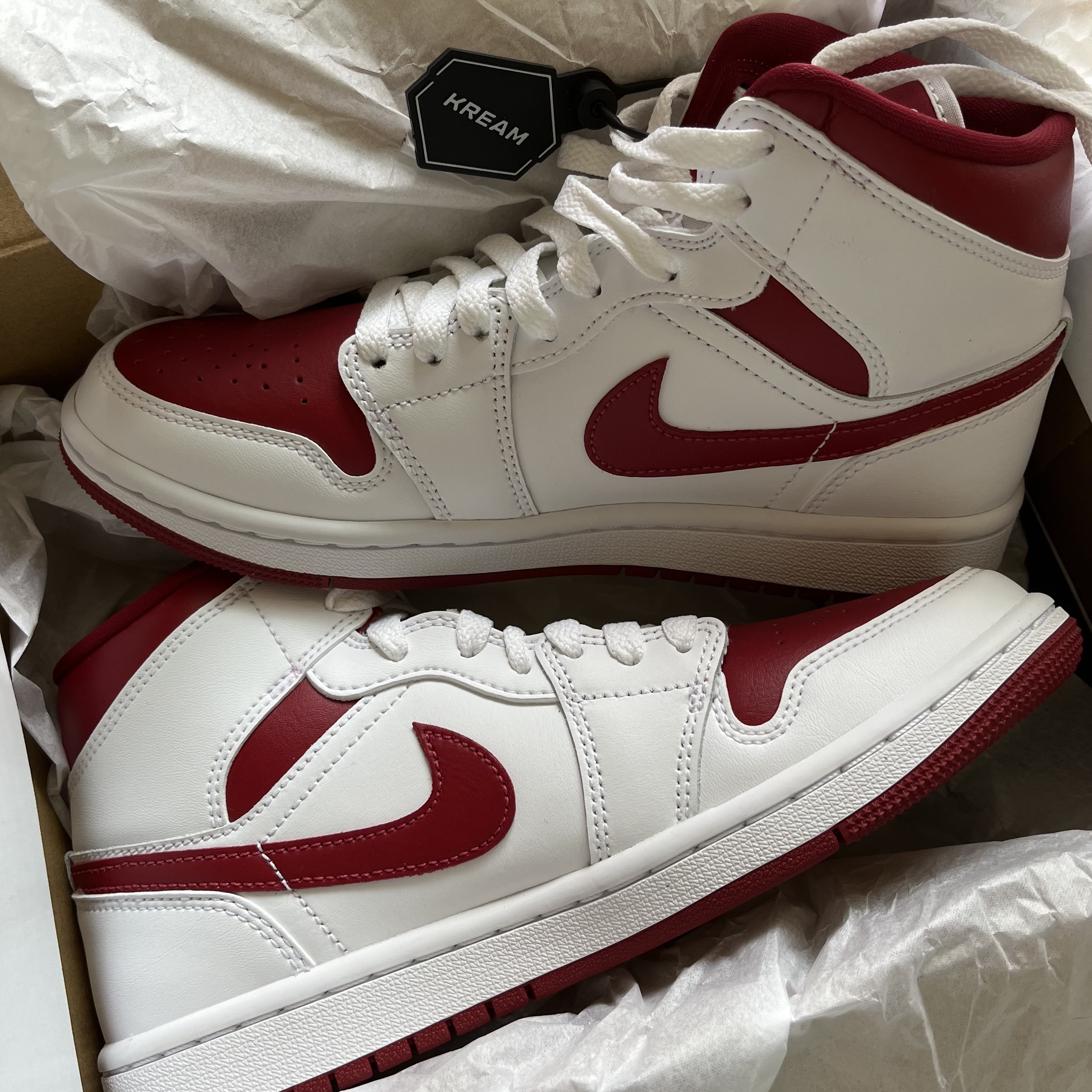 (W) Jordan 1 Mid Championship Red 착용 스타일