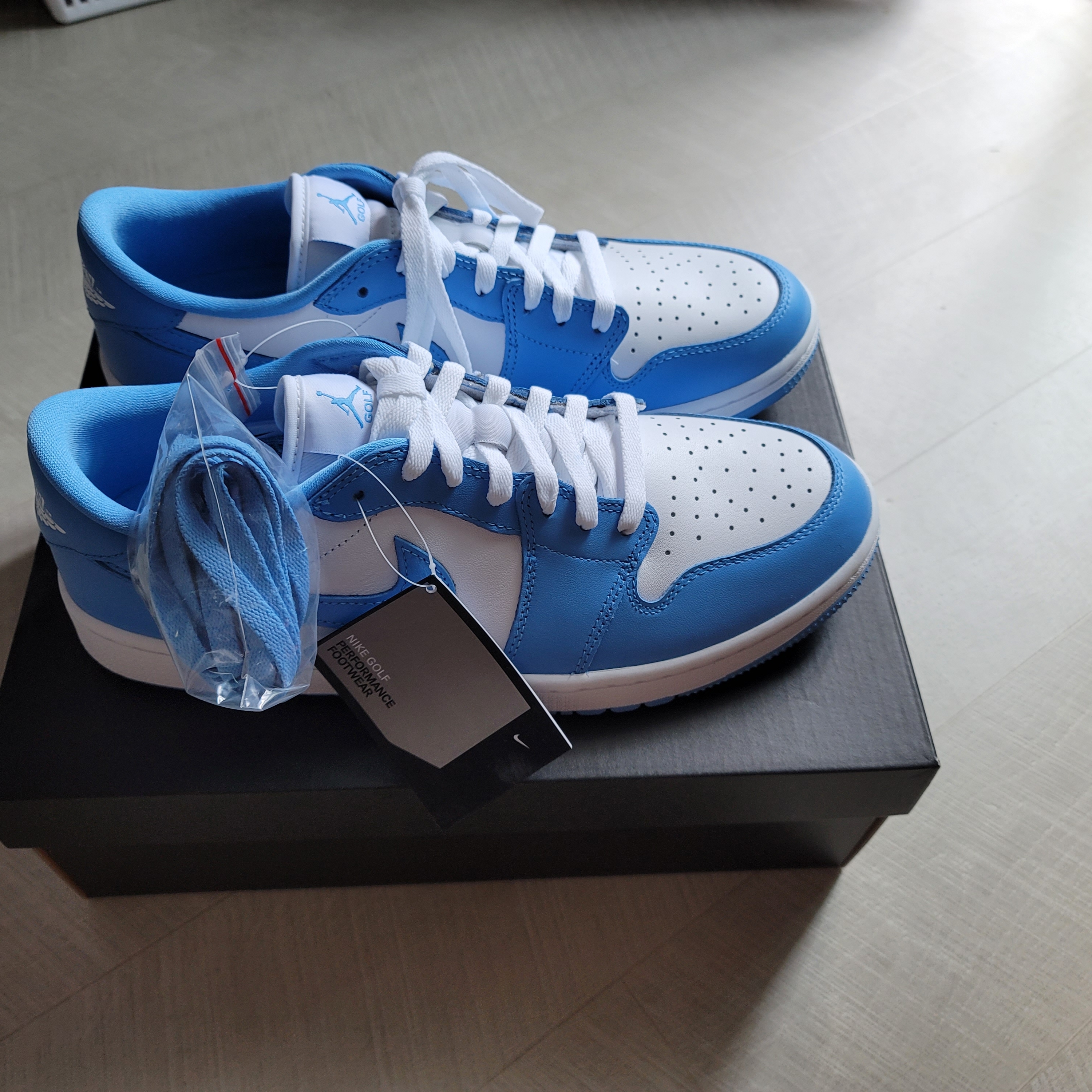 Jordan 1 Low Golf White and University Blue 착용 스타일 - 2