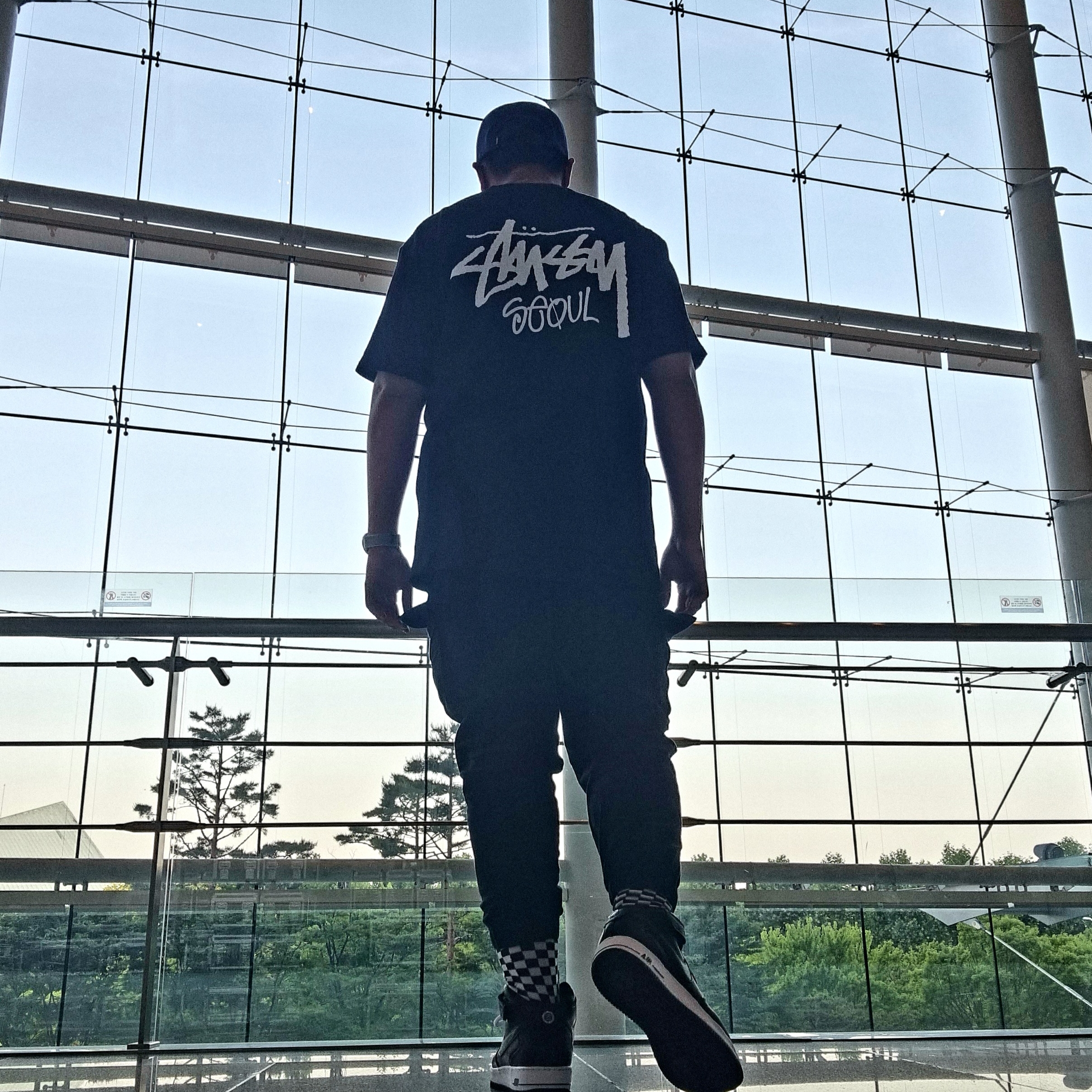 Stussy Stock Seoul T-Shirt Black 2022, Nike x Stussy Air Force 1 '07 Mid SP Black 착용 스타일 - 1