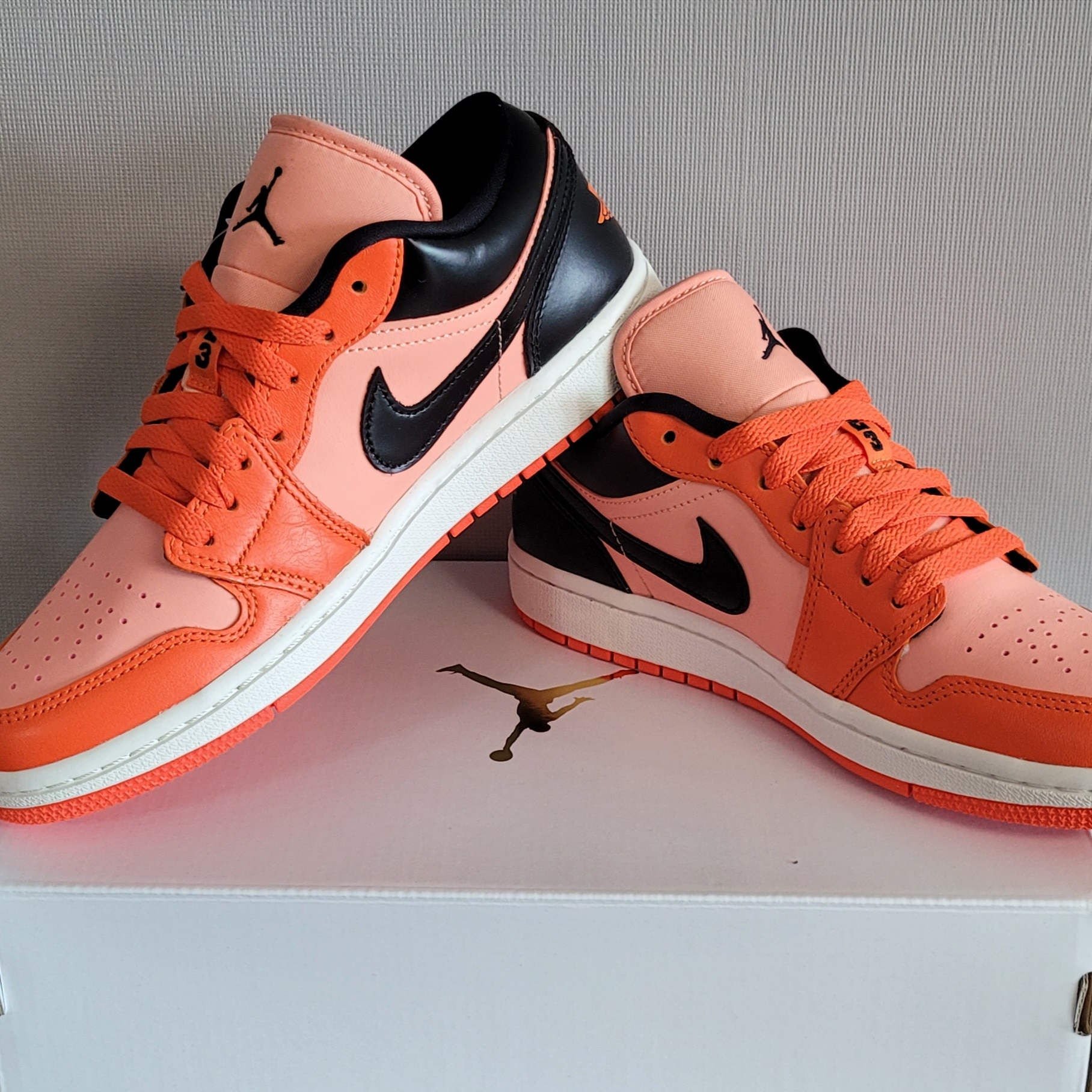 (W) Jordan 1 Low SE Rush Orange Black 착용 스타일 - 2